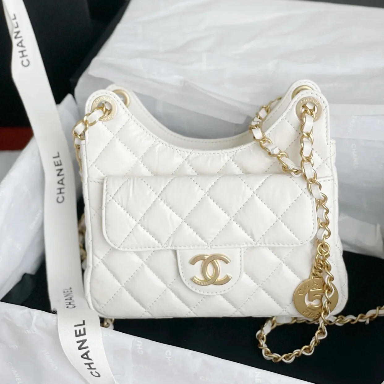 Коллекция Chanel ?Ранняя весна 2023? — сумка-хобо в стиле хиппи — маленькая — белая — 1 шт.