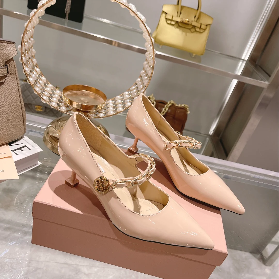 Новинка сезона осень/зима 2022 от Miu Miu - Туфли на каблуке с острым носком и разрезом - Розовые