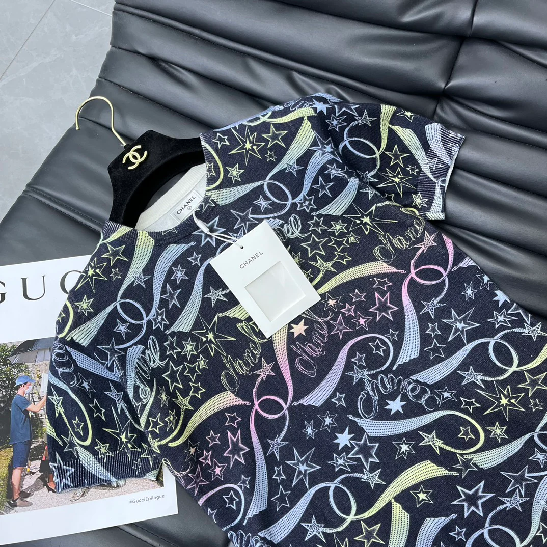 Платье Chanel 2403 Comet Collection из трикотажа с принтом и короткими рукавами.