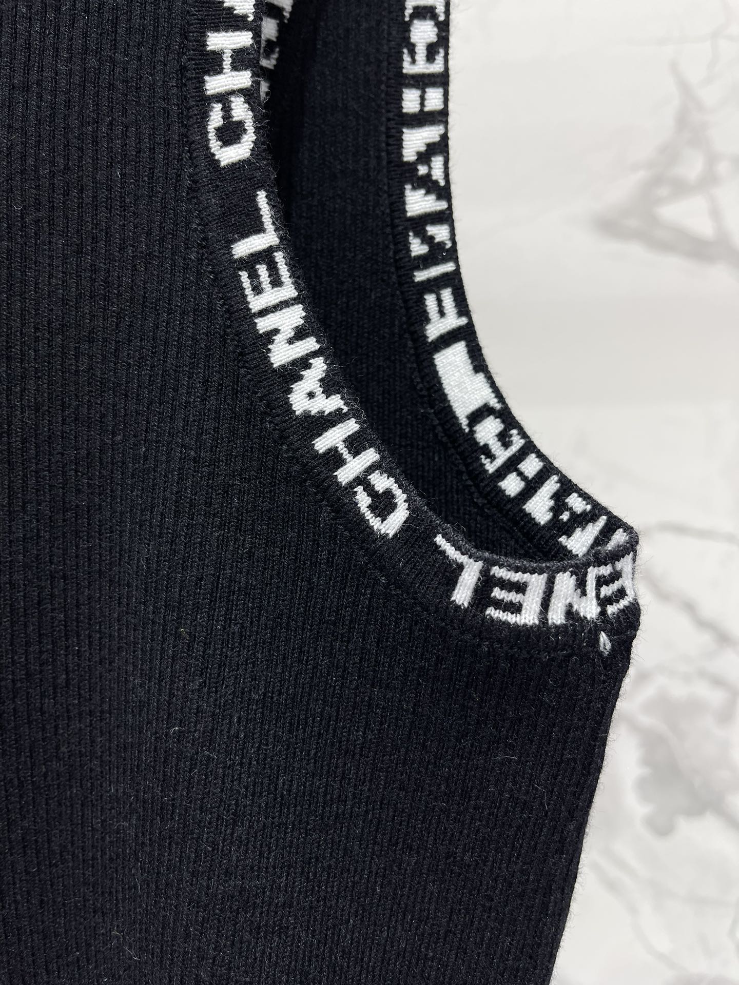 Chanel 2403-24 Летняя новая модель, металлическая пряжка, вышивка букв, шикарная повседневная вязаная майка - черная