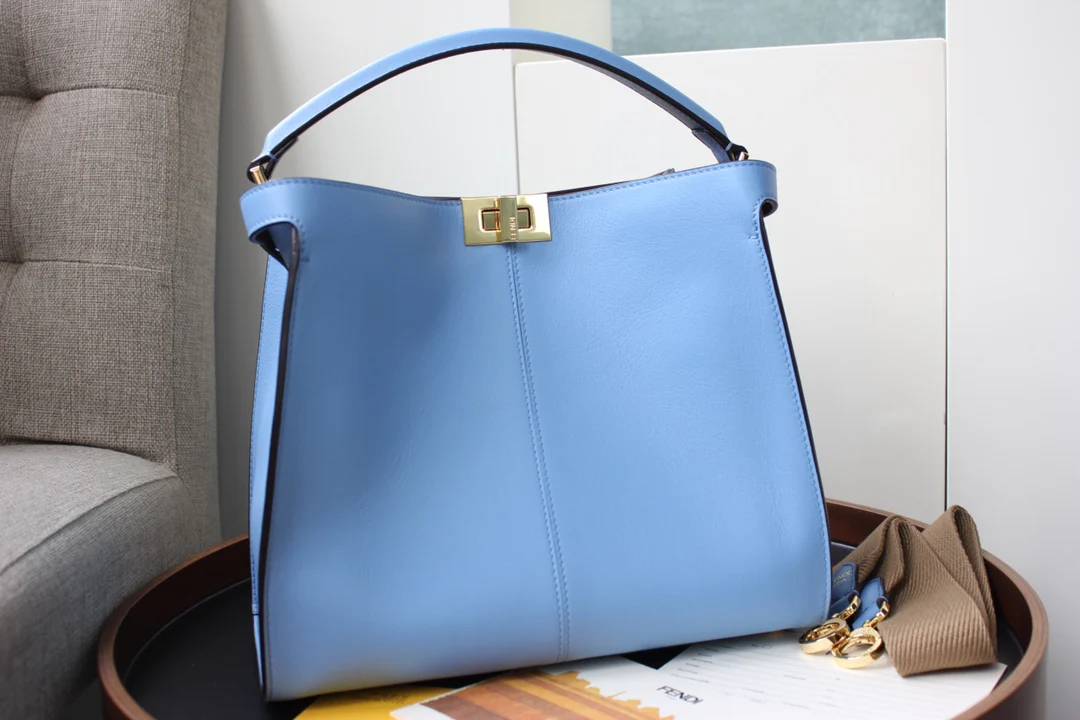 Сумка Fendi Peekaboo Lite Medium из светло-голубой кожи.
