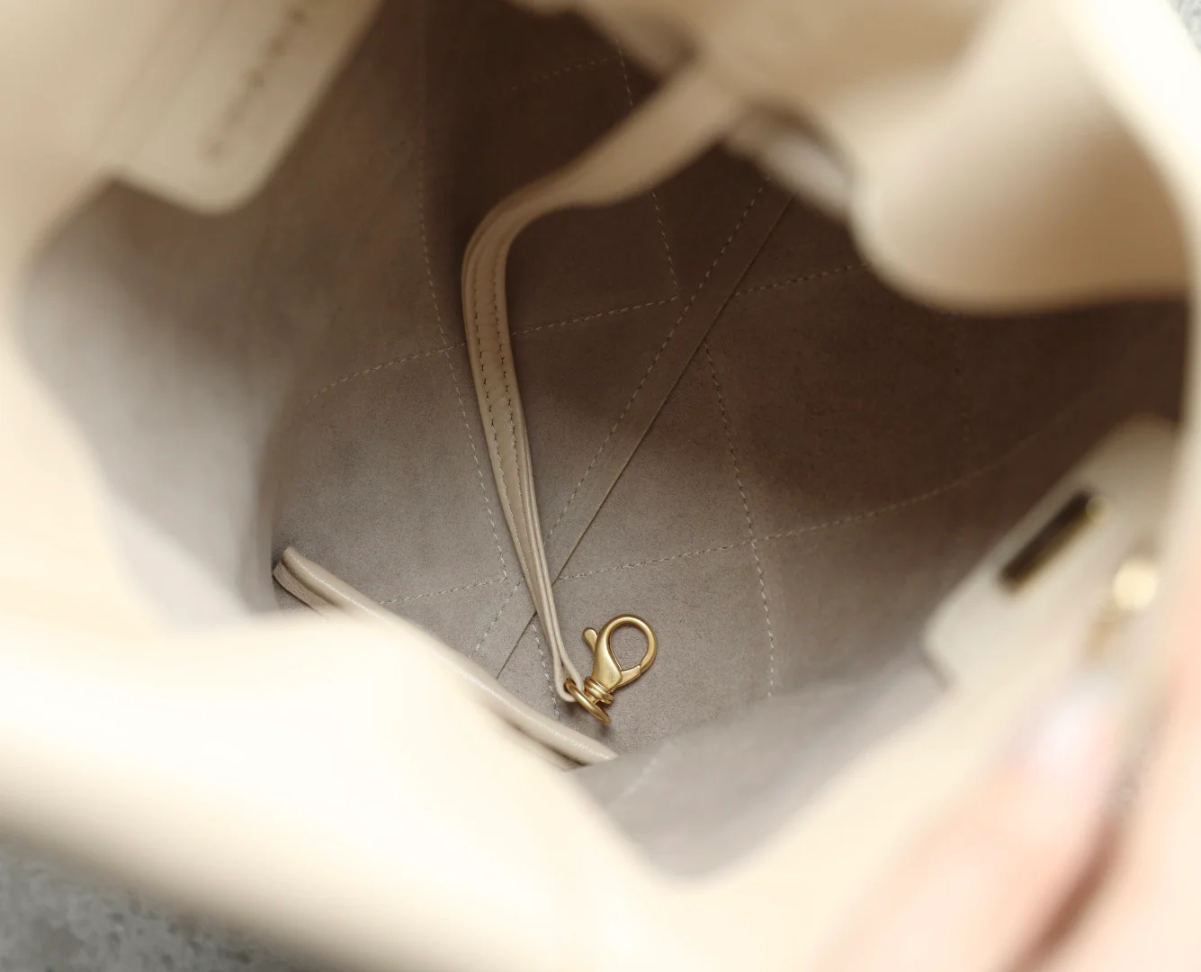 Chanel - ??? - Сумка в стиле хиппи ???? Маленькая - Светло-абрикосовый - Золотистая фурнитура