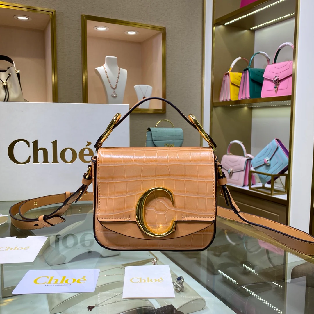 Сумка Chloe C-bag, с тиснением под крокодила, розового цвета (цвет креветок).