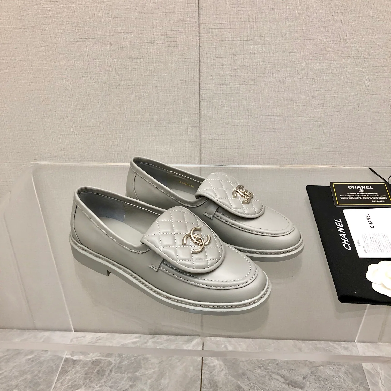 Коллекция Chanel 2022 года с подиума - Стеганая плоская прическа афро - Серая