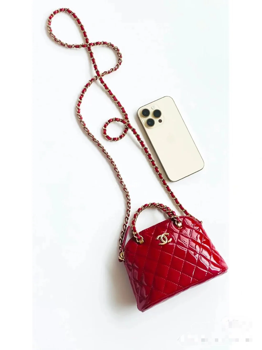 Новинка сезона весна/лето 2023 от Chanel - сумка Shell из лакированной кожи - красная.