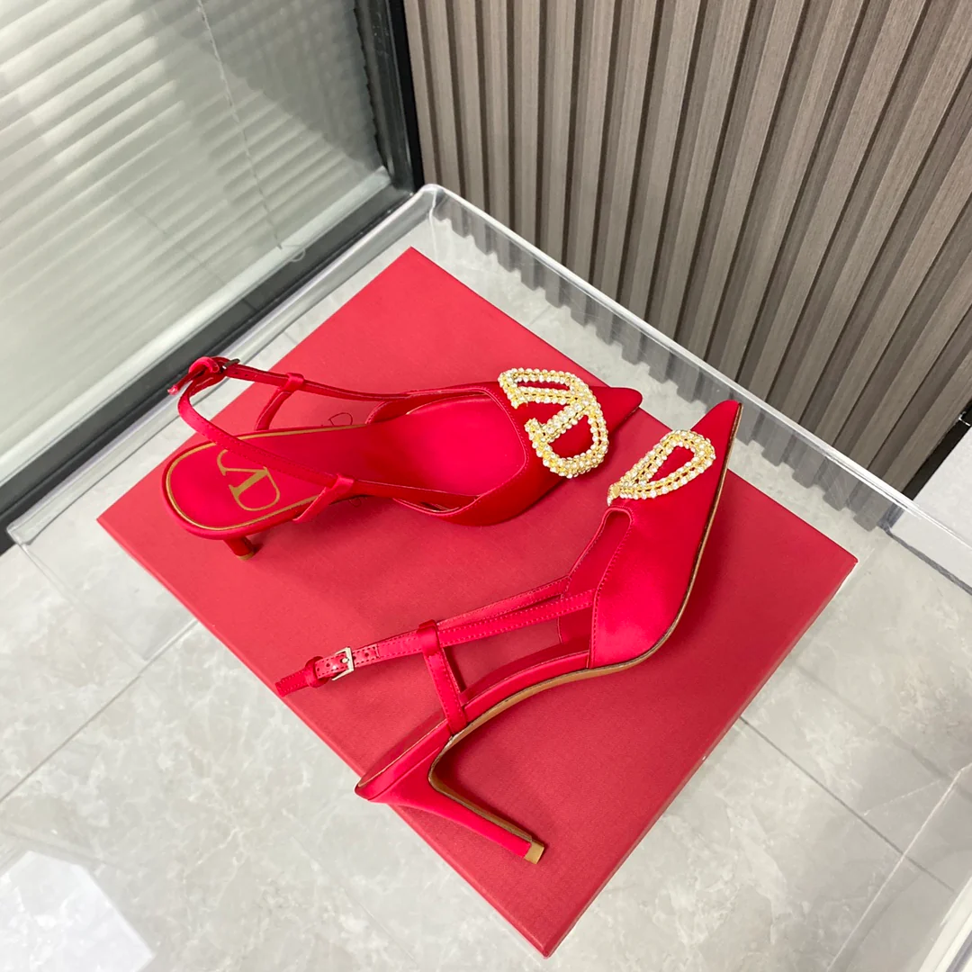 Valentino - Сандалии и туфли на каблуке с V-образной пряжкой