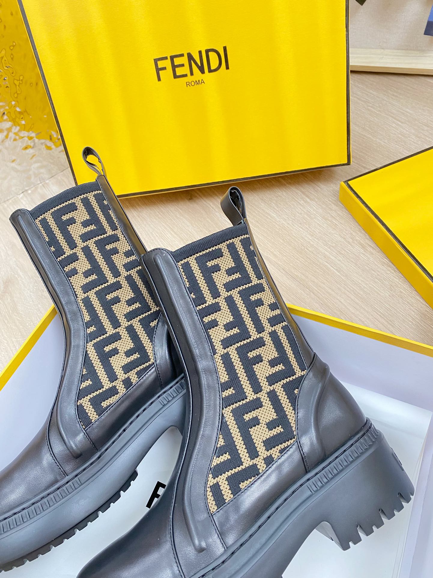 Новинка осени 2023 от Fendi — ботинки Dr. Martens средней высоты из канваса с монограммой.