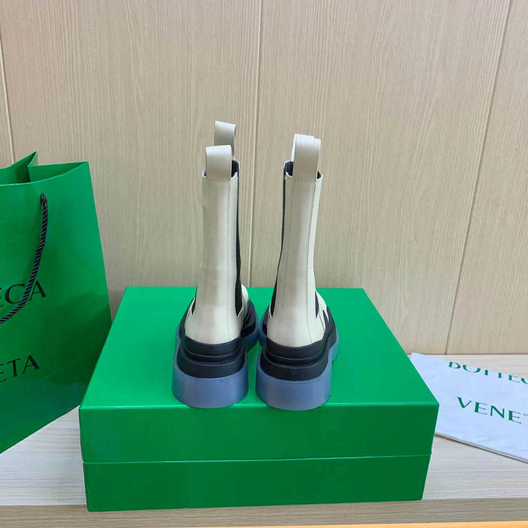 Новые сапоги средней высоты BV-22 из осенне-зимней коллекции - синяя прозрачная подошва.