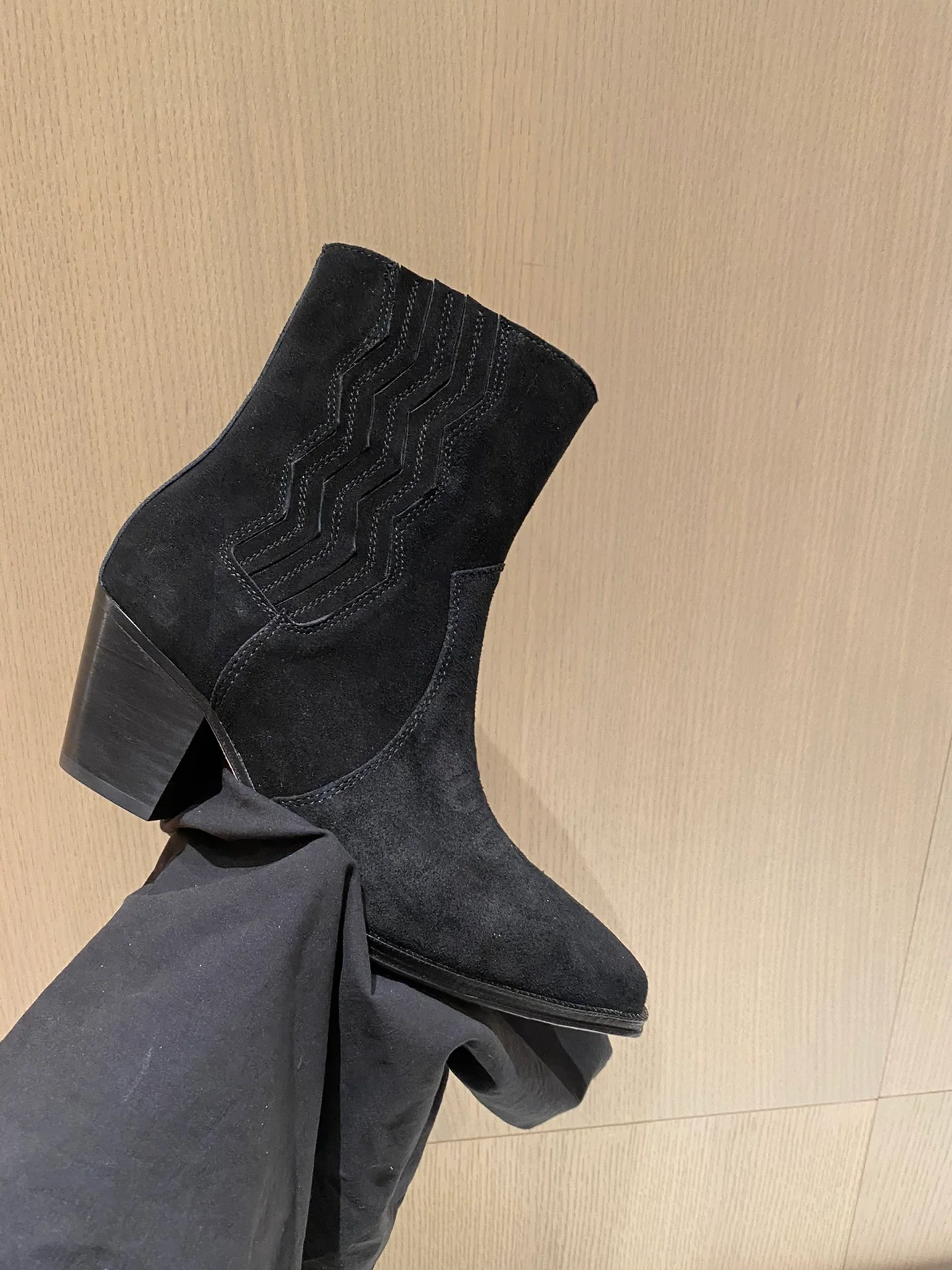 Новинка осенне-зимней коллекции Hermes - замшевые ботильоны - черные.