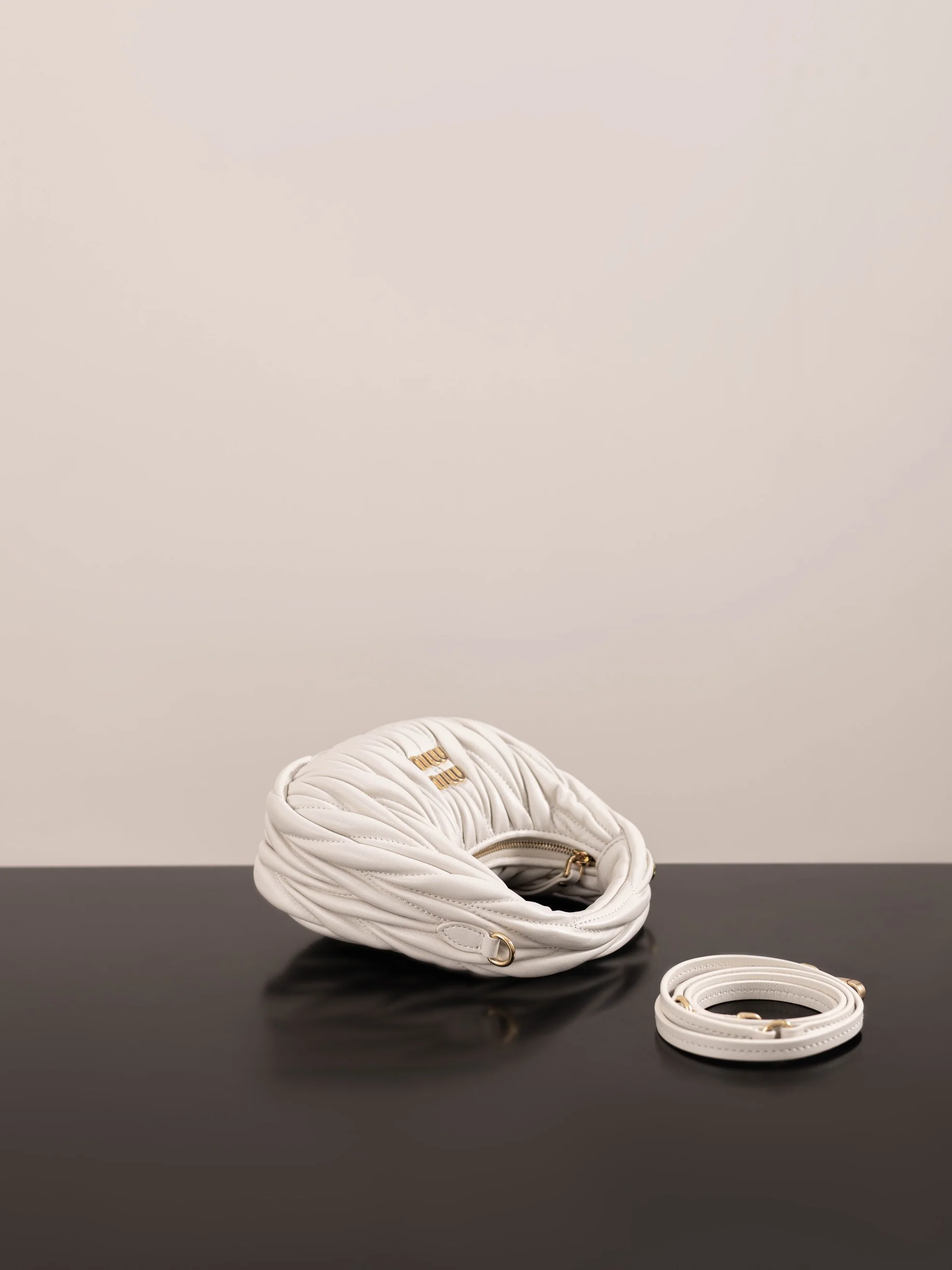 Miu Miu - Миниатюрная сумочка из овечьей кожи - Белая