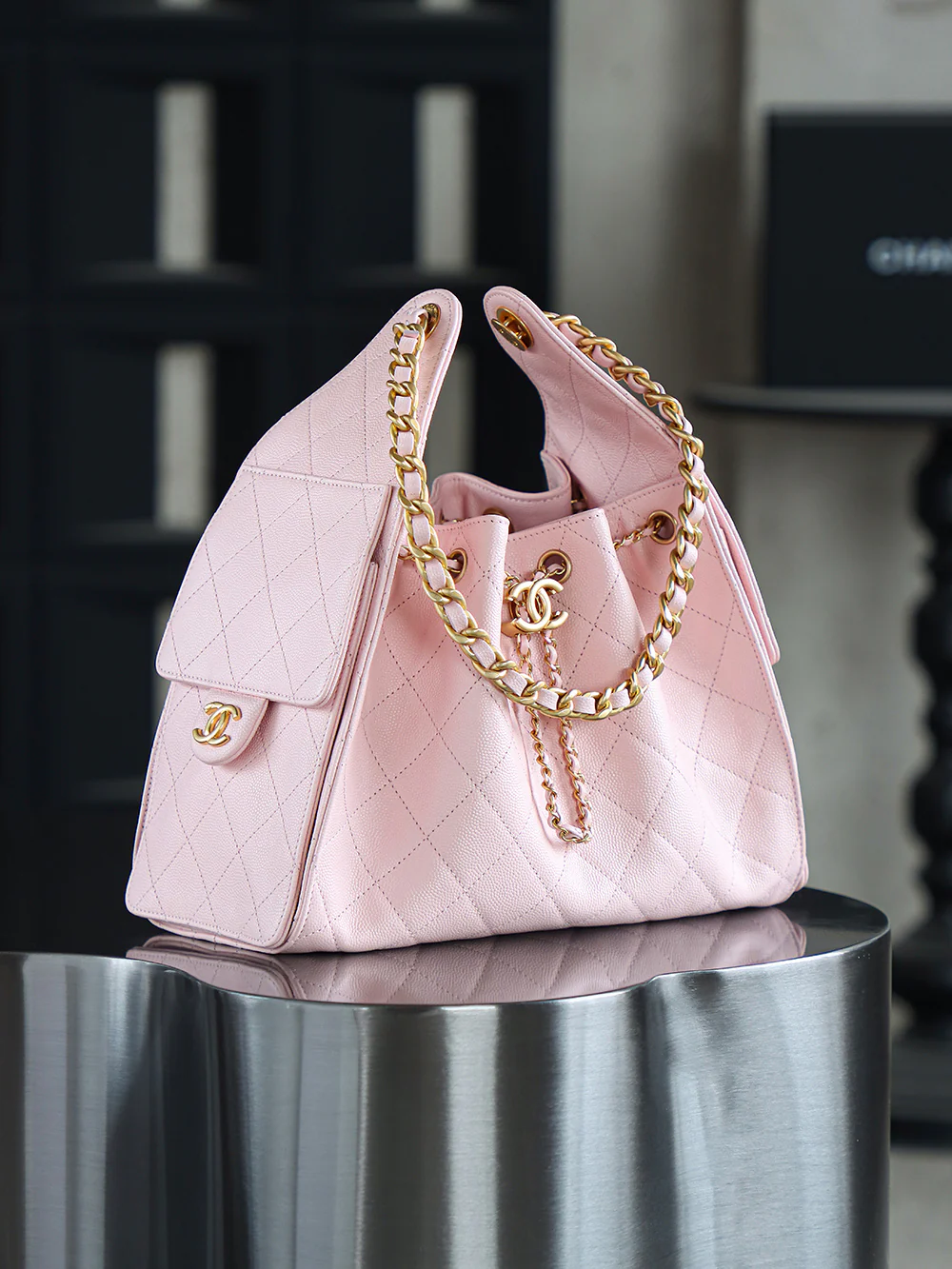 Сумка-хобо Chanel 25c Hippie, маленькая, розовая, с золотой пряжкой.