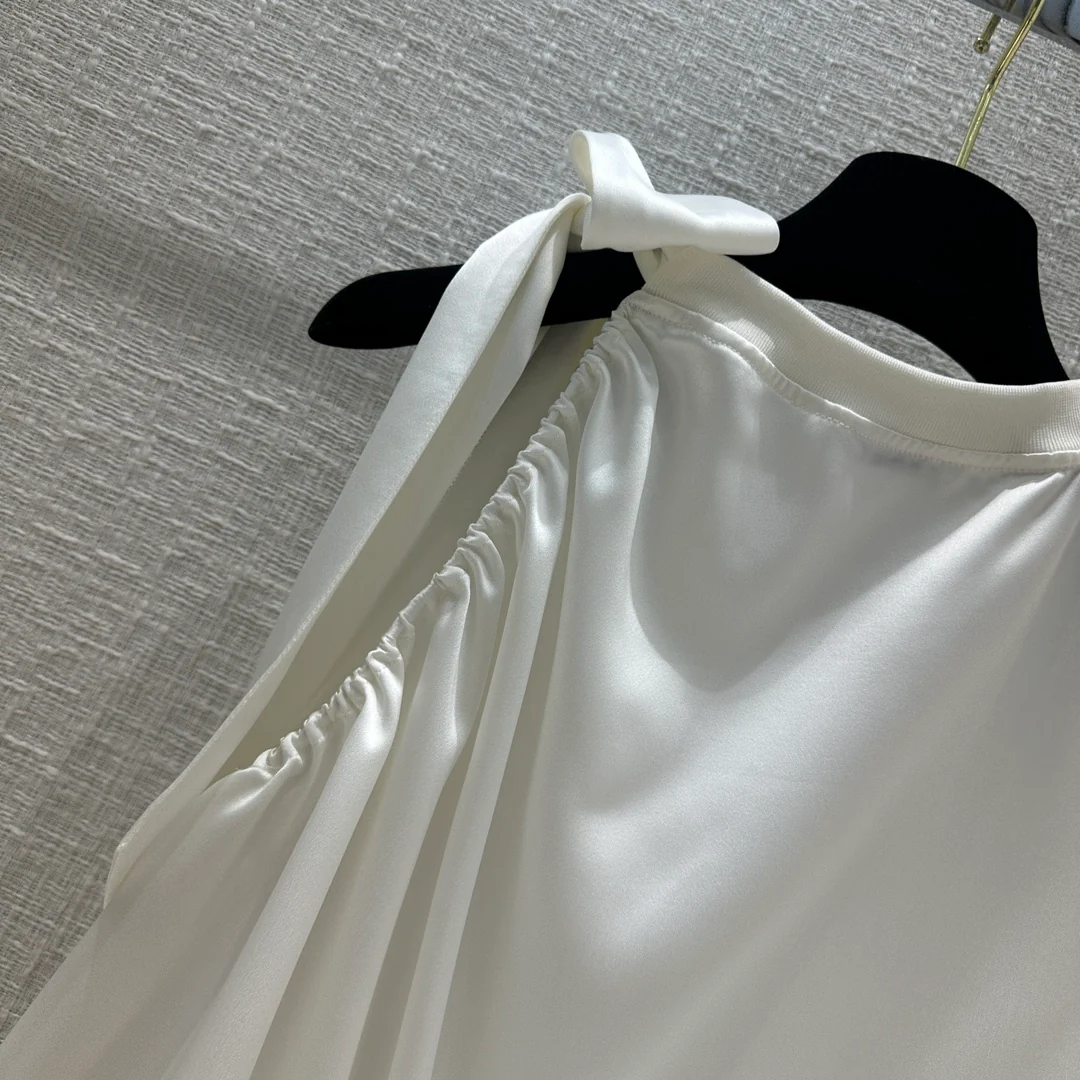 Новая коллекция Chanel Весна/Лето 2024: Топ с бантом, круглым вырезом и одним рукавом - Белый