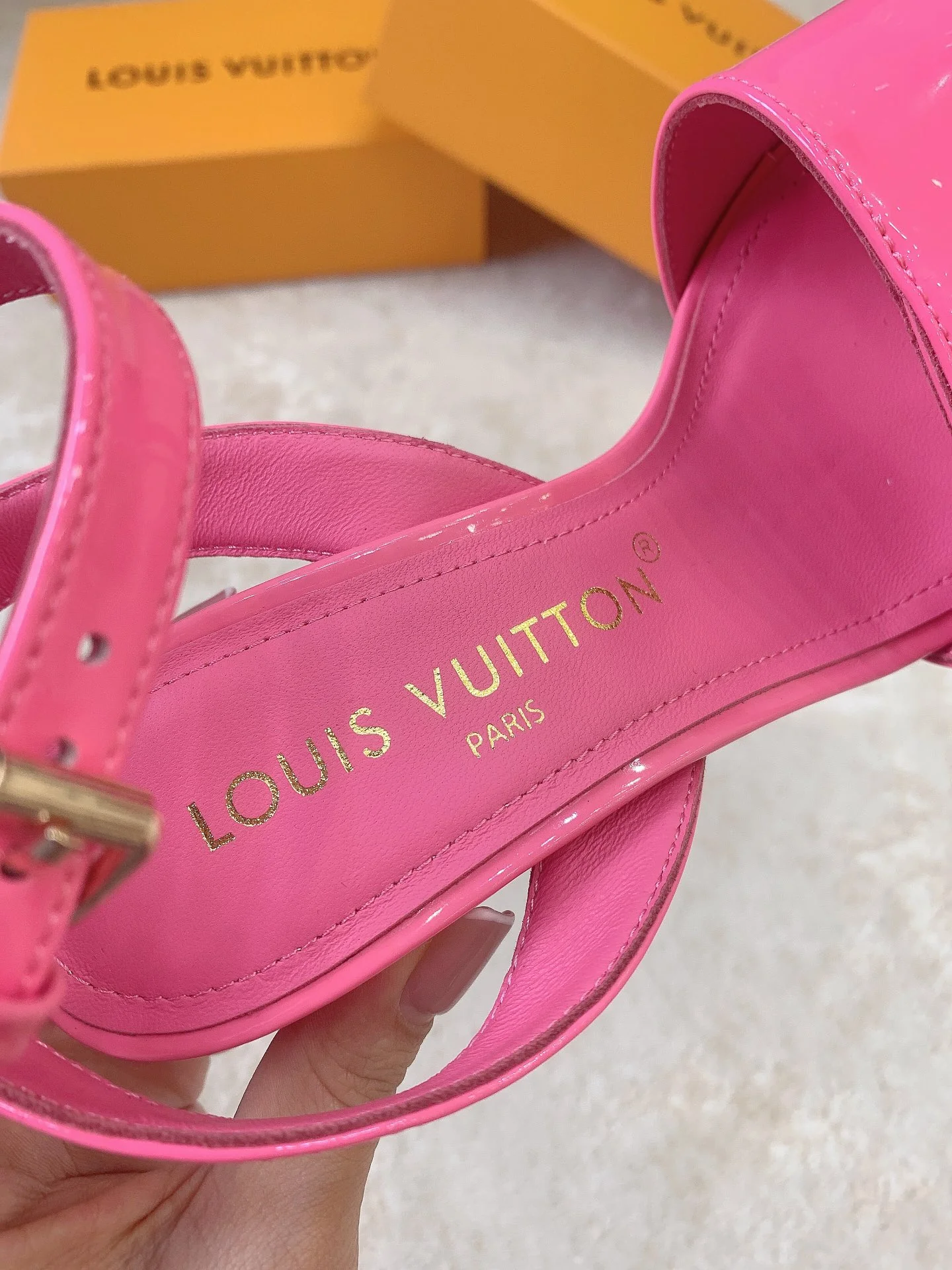 Новинка сезона весна/лето 2023 от LV - Босоножки на высоком каблуке - Ярко-розовые