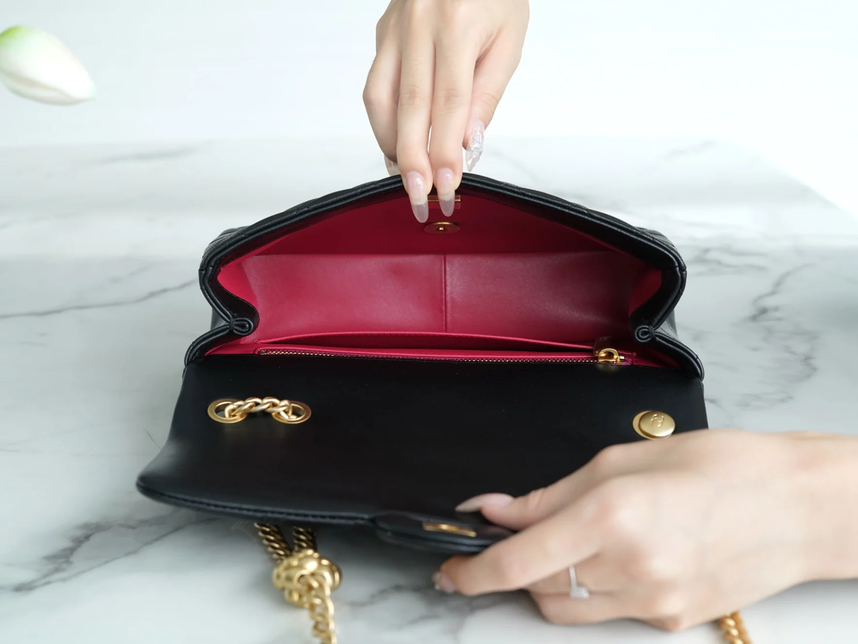 Коллекция Chanel Весна/Лето 2023 - Сумка с регулируемой пряжкой Camellia - CF Flap Bag - Черная - Маленькая