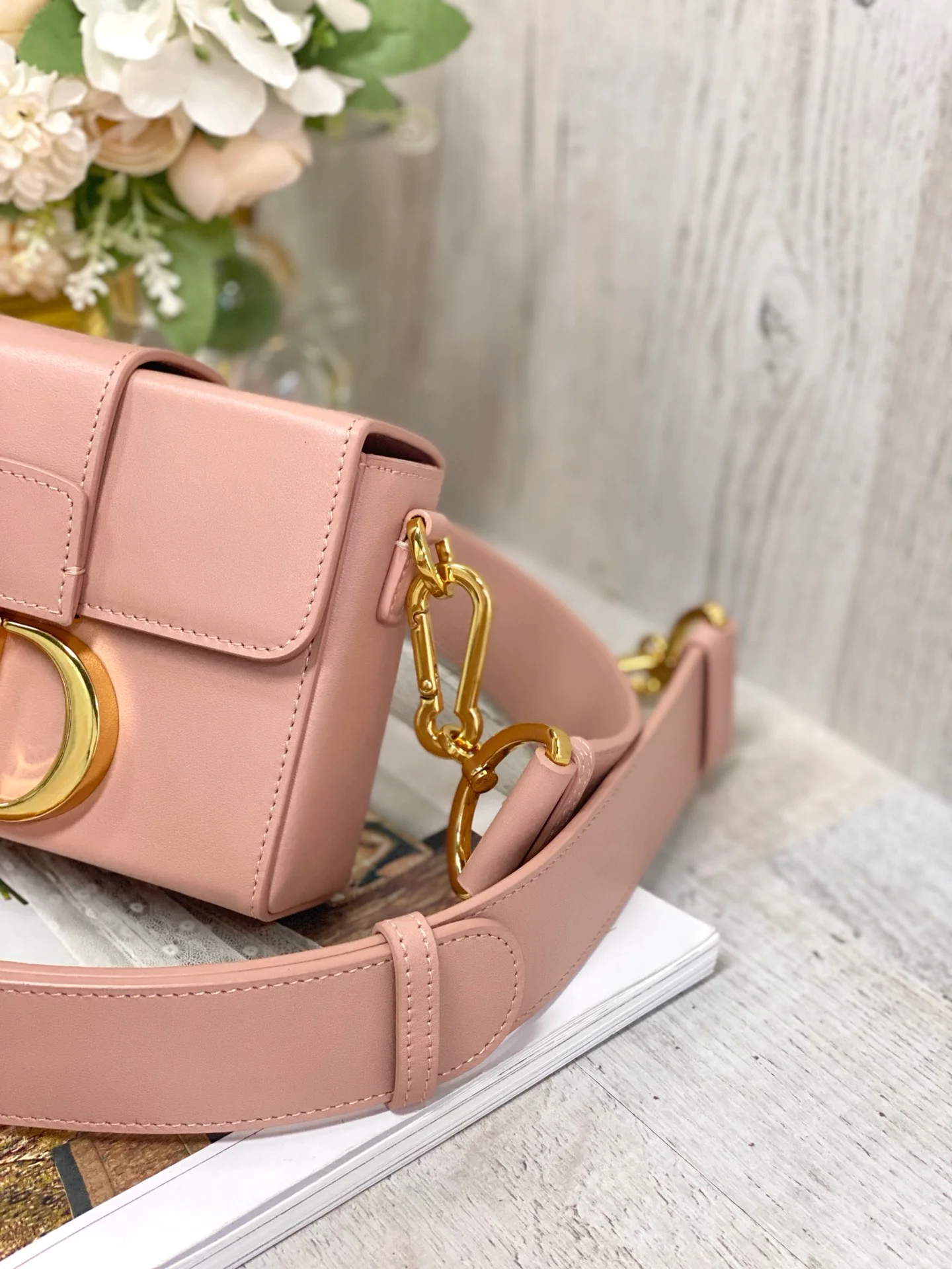 Миниатюрная шкатулка Dior Montaigne из кожи, гладкая текстура, золотистая фурнитура, 17,5 см, розовая.