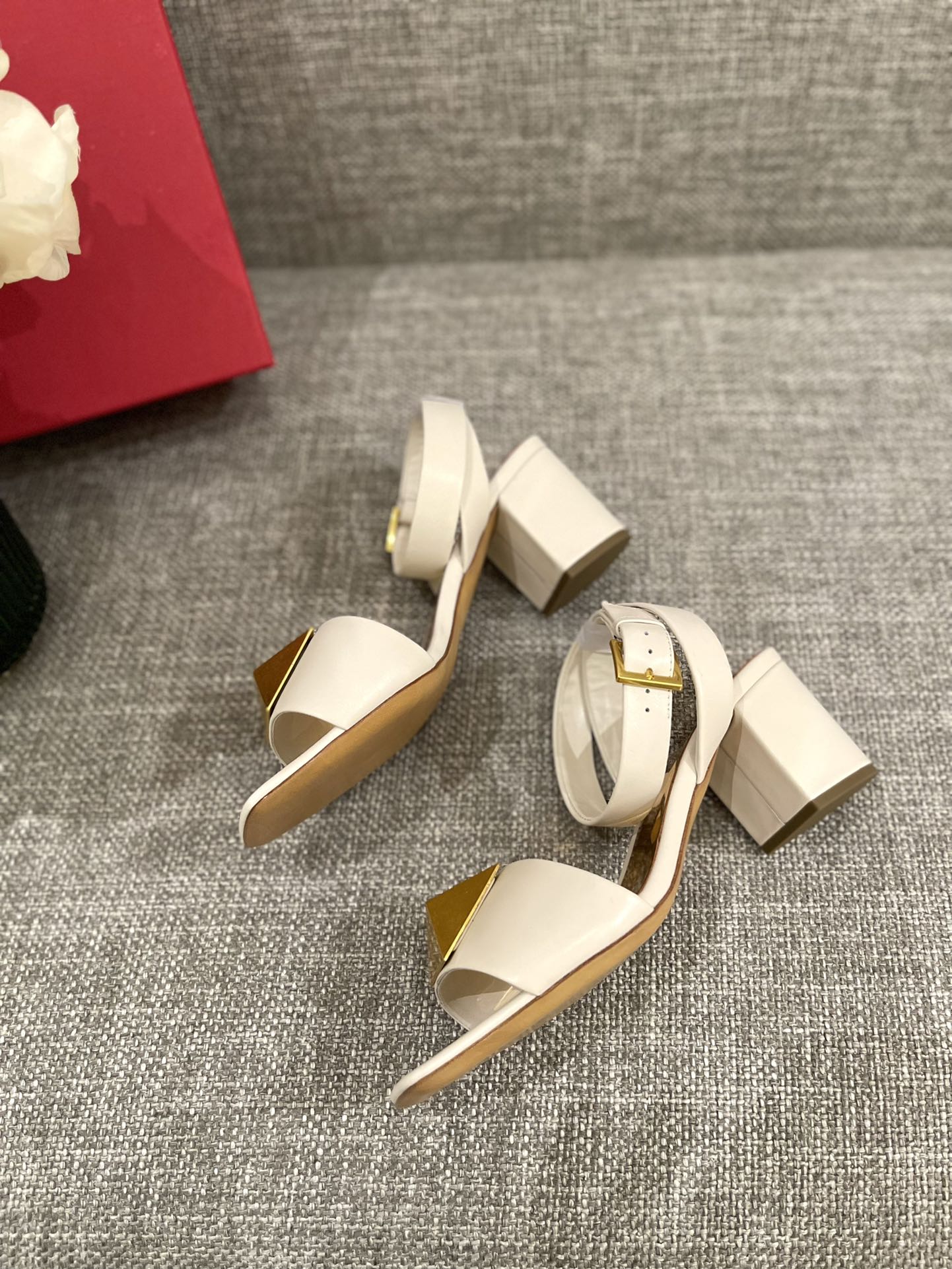 Сандалии Valentino на массивном каблуке - белые