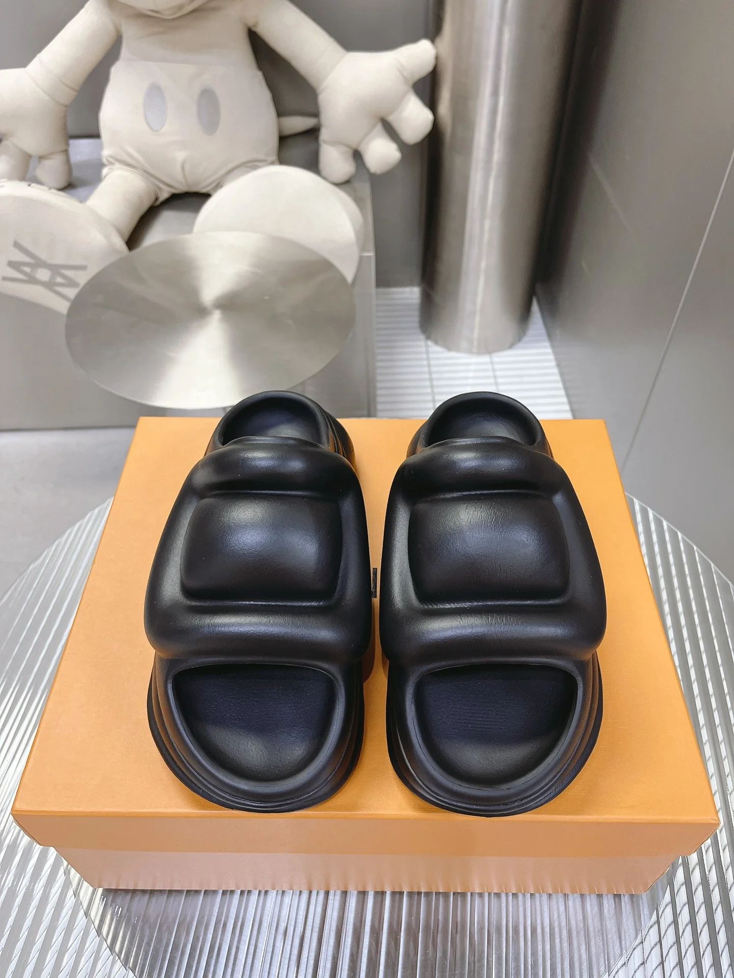 Новинка мужской коллекции LV весна/лето 2023 - Домашние тапочки в стиле хип-хоп - Черные