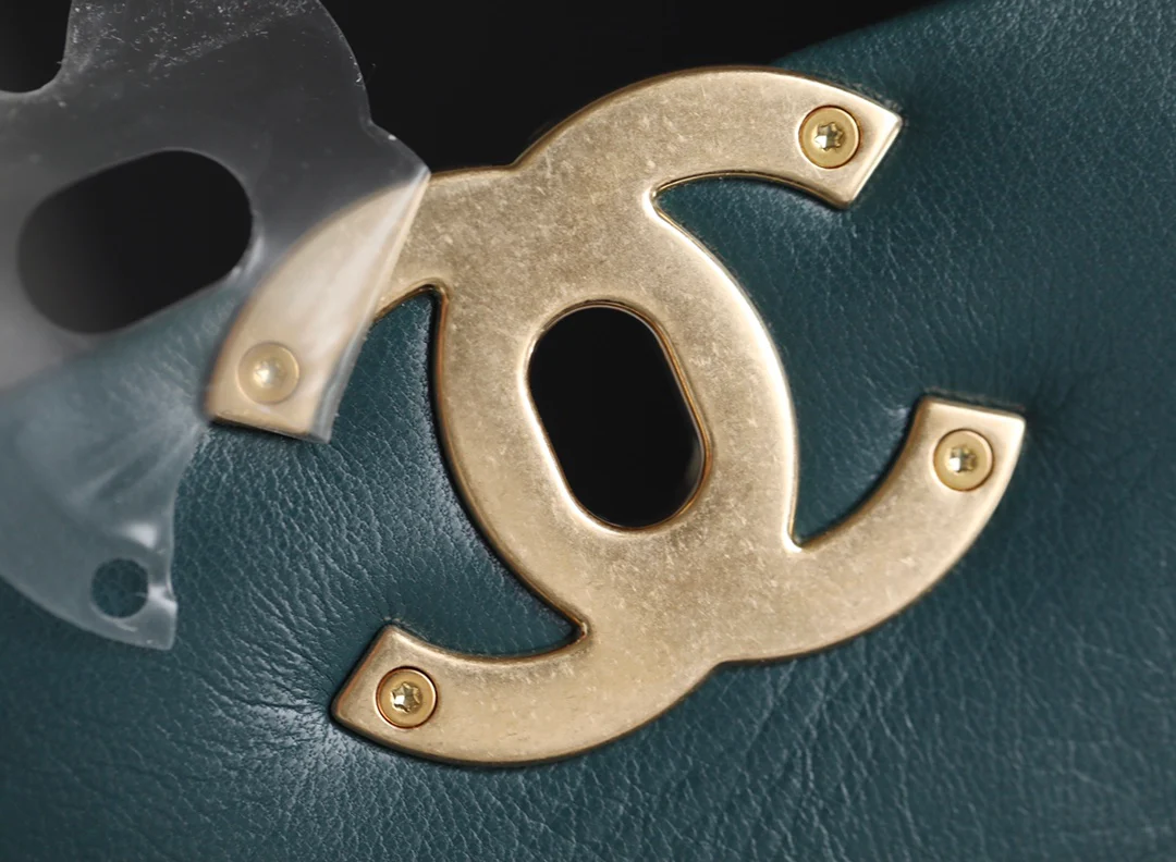 Сумка Chanel 19 — маленькая, темно-зеленая.