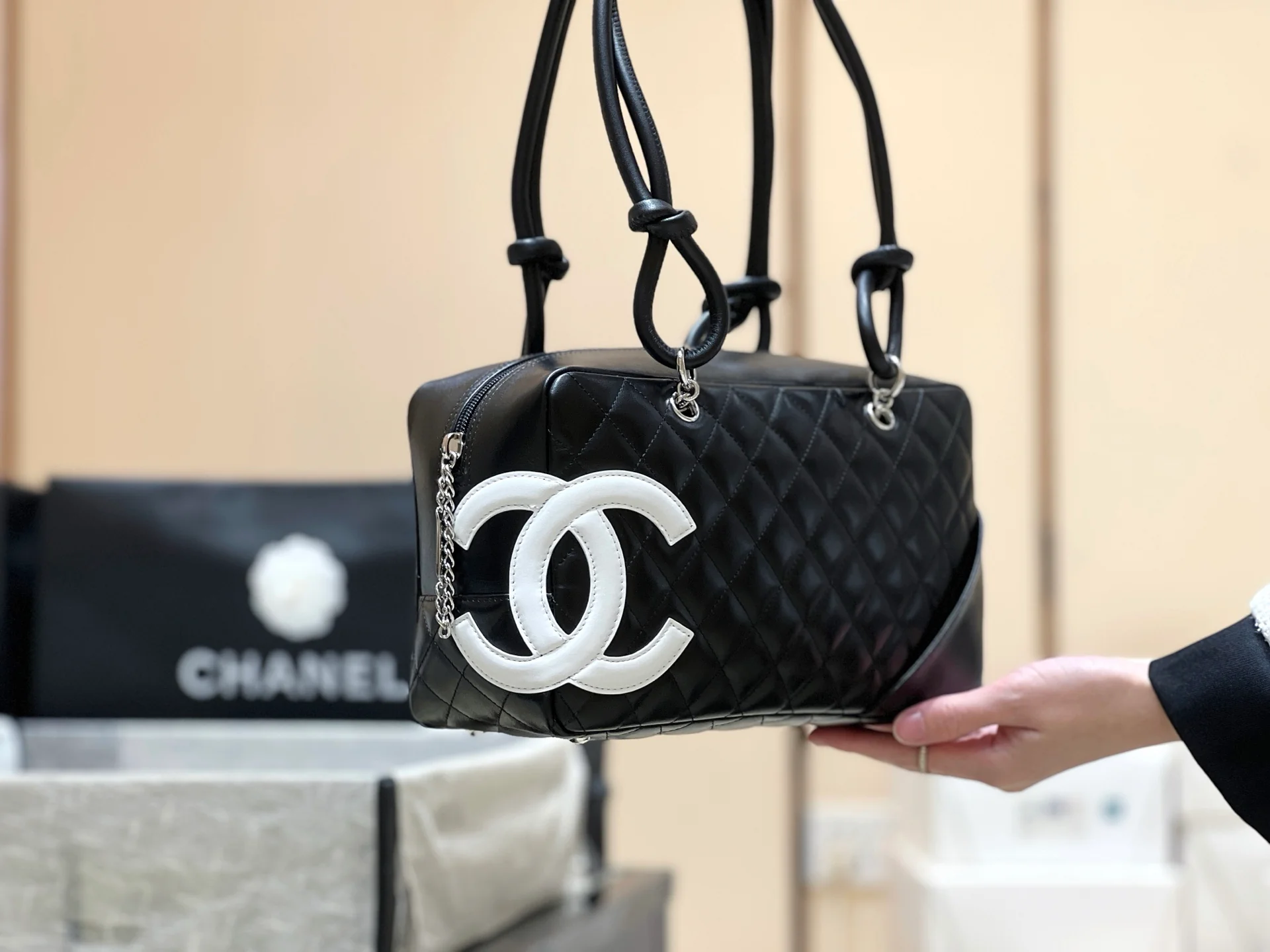 Chanel - Классическая, вневременная винтажная большая сумка-подушка Kang Peng с белым логотипом.