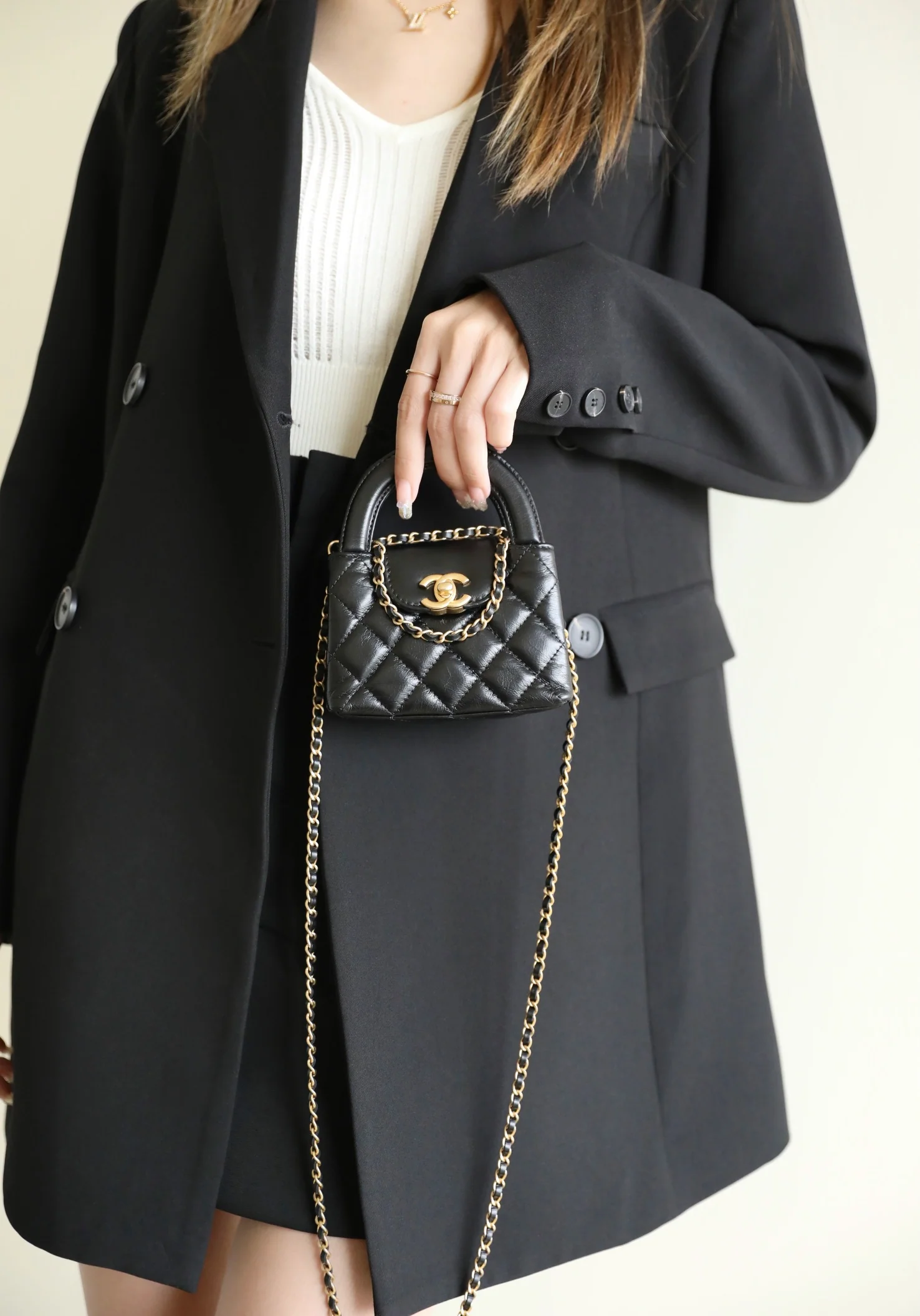 Миниатюрная сумочка Chanel Kelly на цепочке, черная.