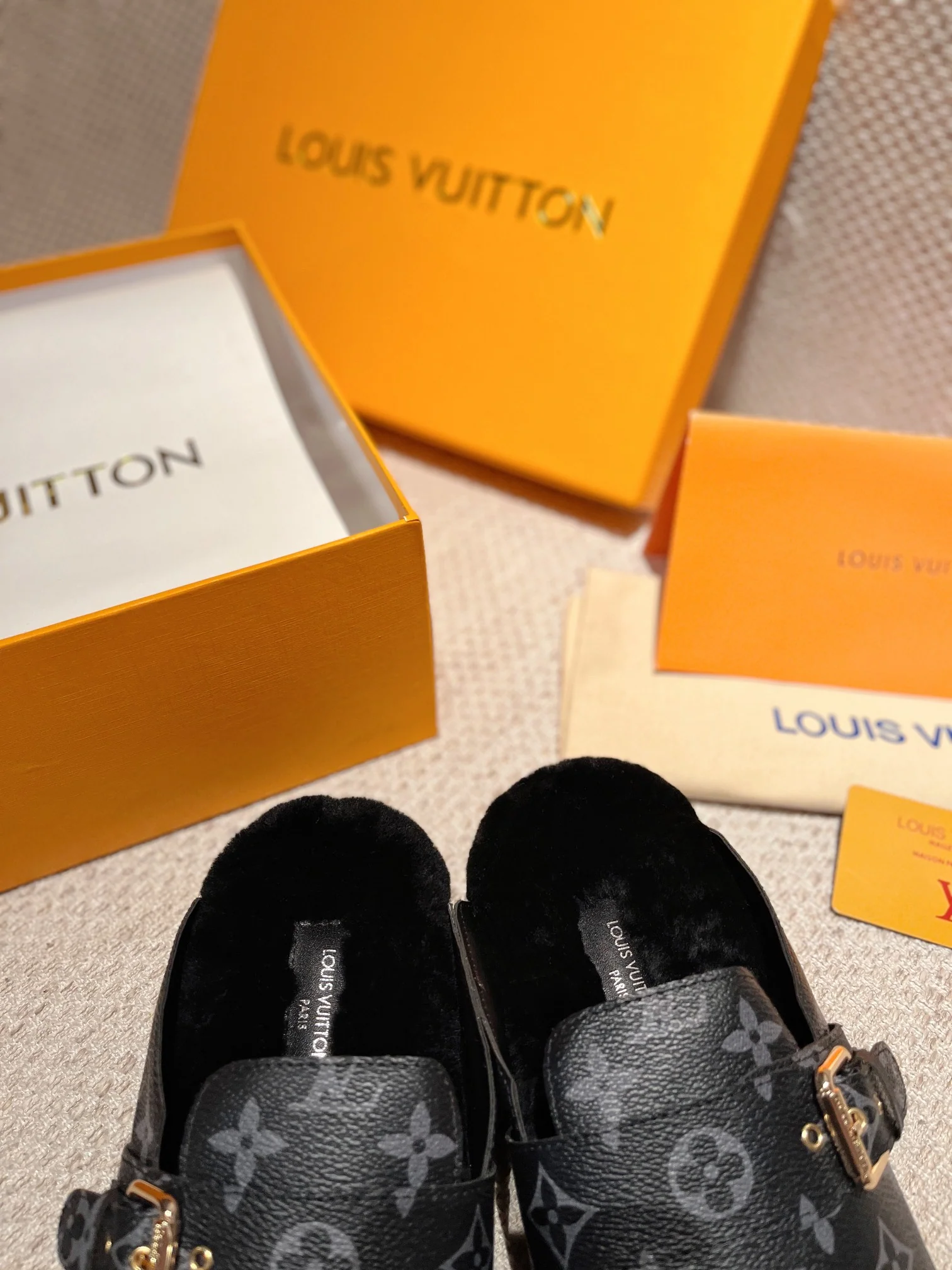 LV - Новинка сезона осень/зима 2022 - Меховые тапочки Birkenstock - Черные