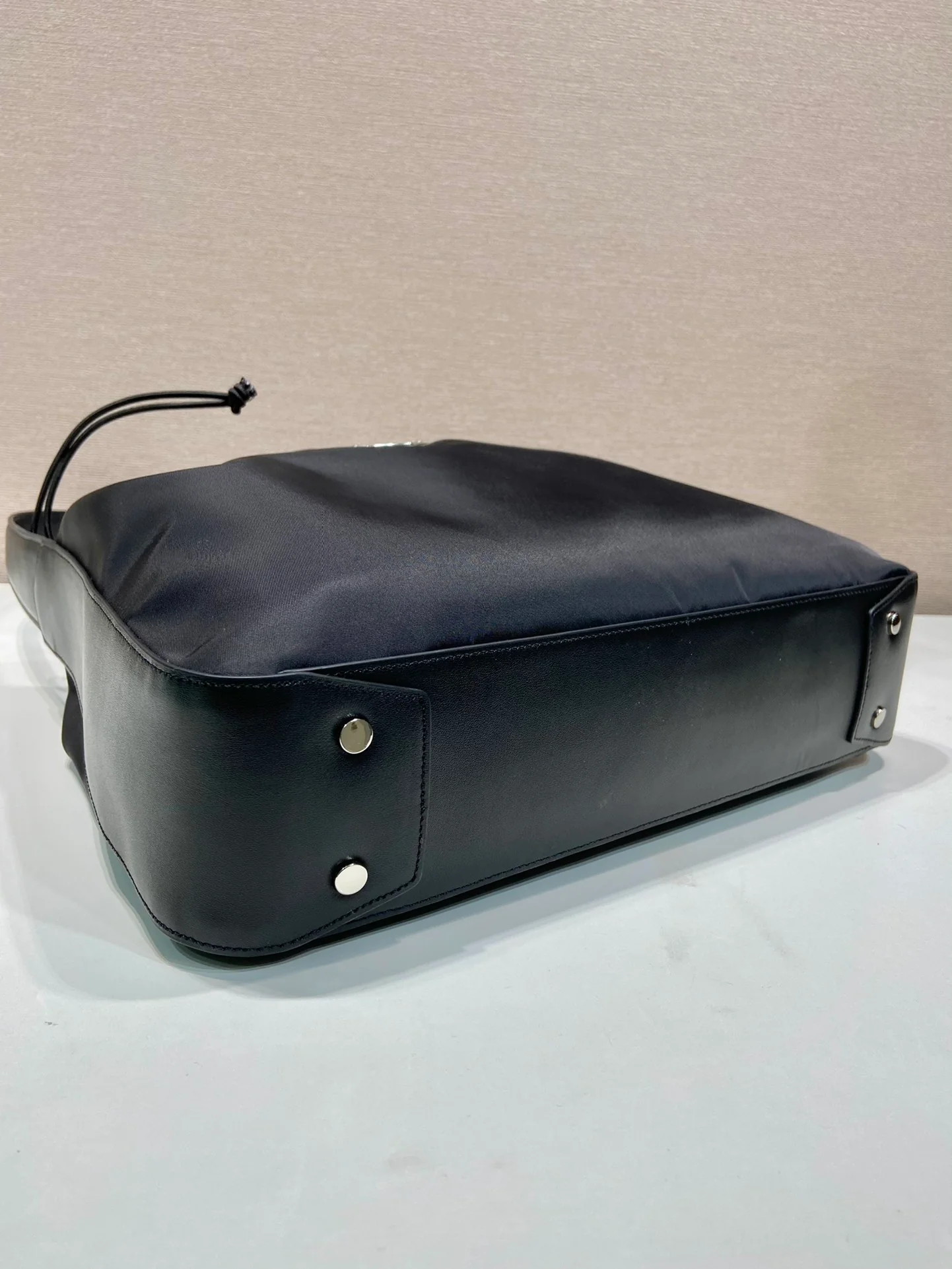 Винтажная сумка Prada на завязках, большая, черная.