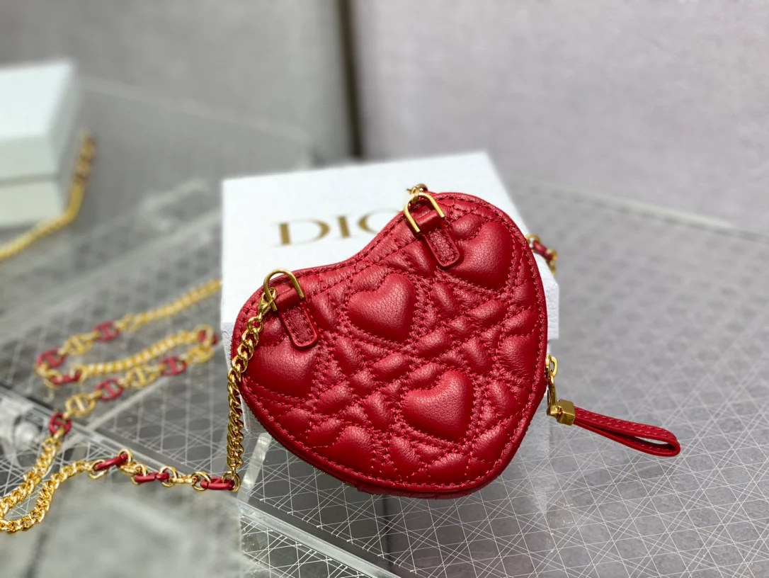 Сумка Dior-Caro в форме сердца - сумка на цепочке