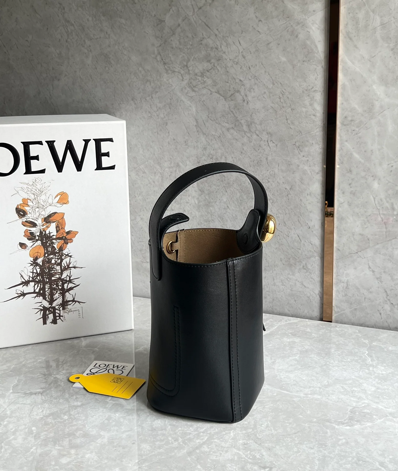 Сумка-ведро Loewe Pebble Bucket Mini Bucket Bag - черная