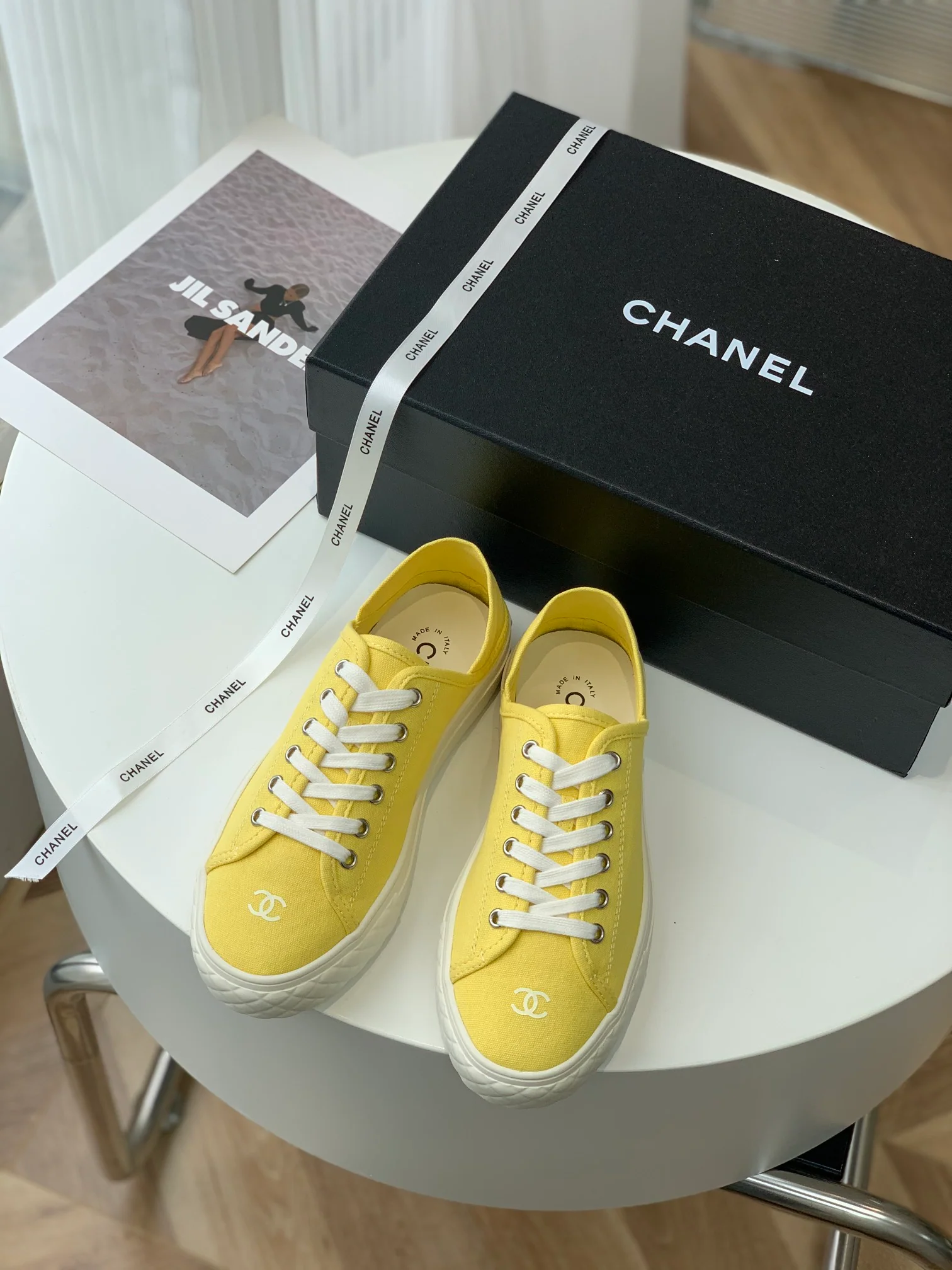 Новинка сезона весна/лето 2023 от Chanel - серия ?Конфетные цвета? - желтые парусиновые туфли