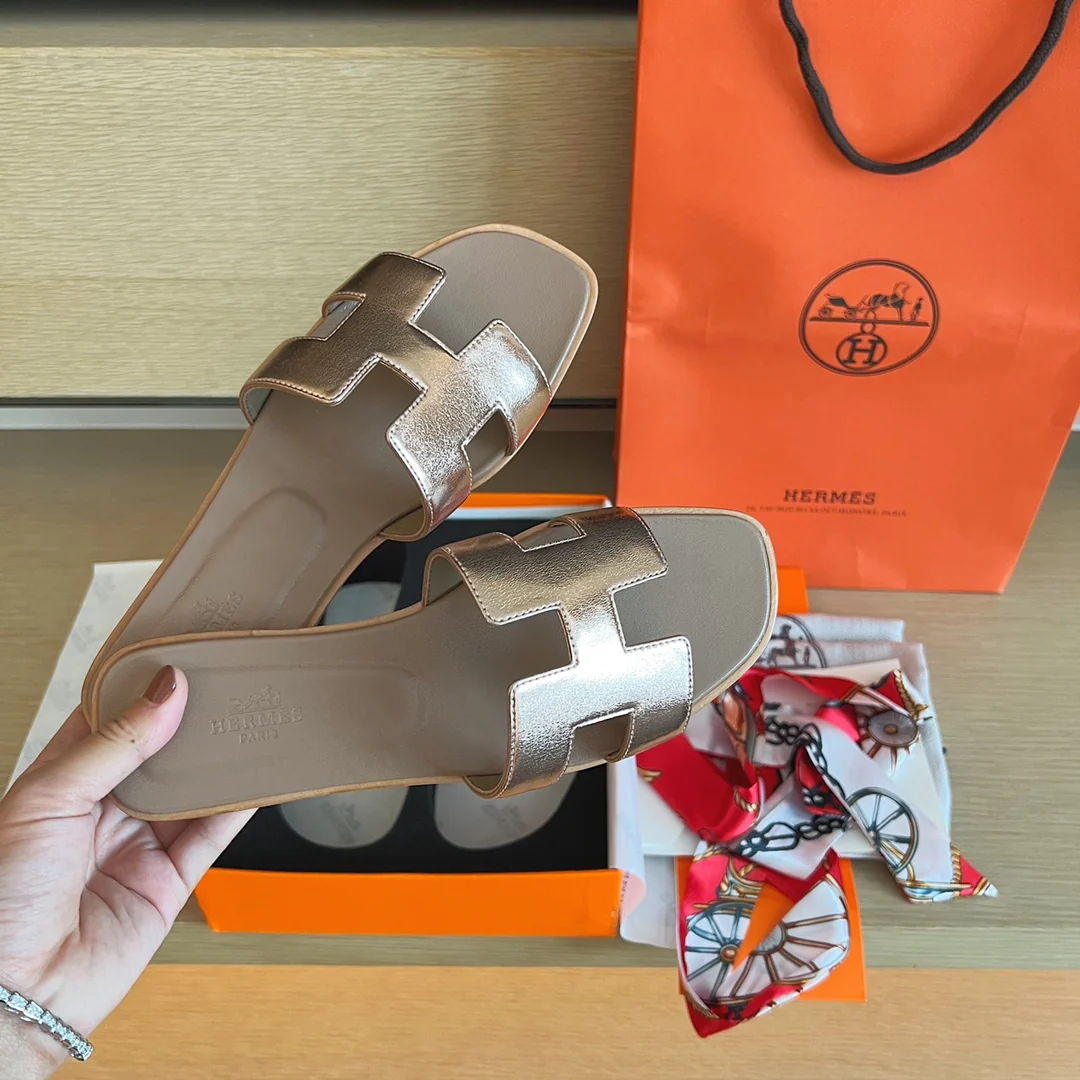 Сандалии Hermes на плоской подошве - верх из однотонной кожи - подошва, полностью закрывающая стопу - размер 4