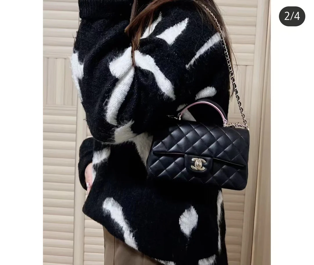 Новинка сезона весна/лето 2023 от Chanel - сумка CF - 20 см - черно-розовая - на фото.