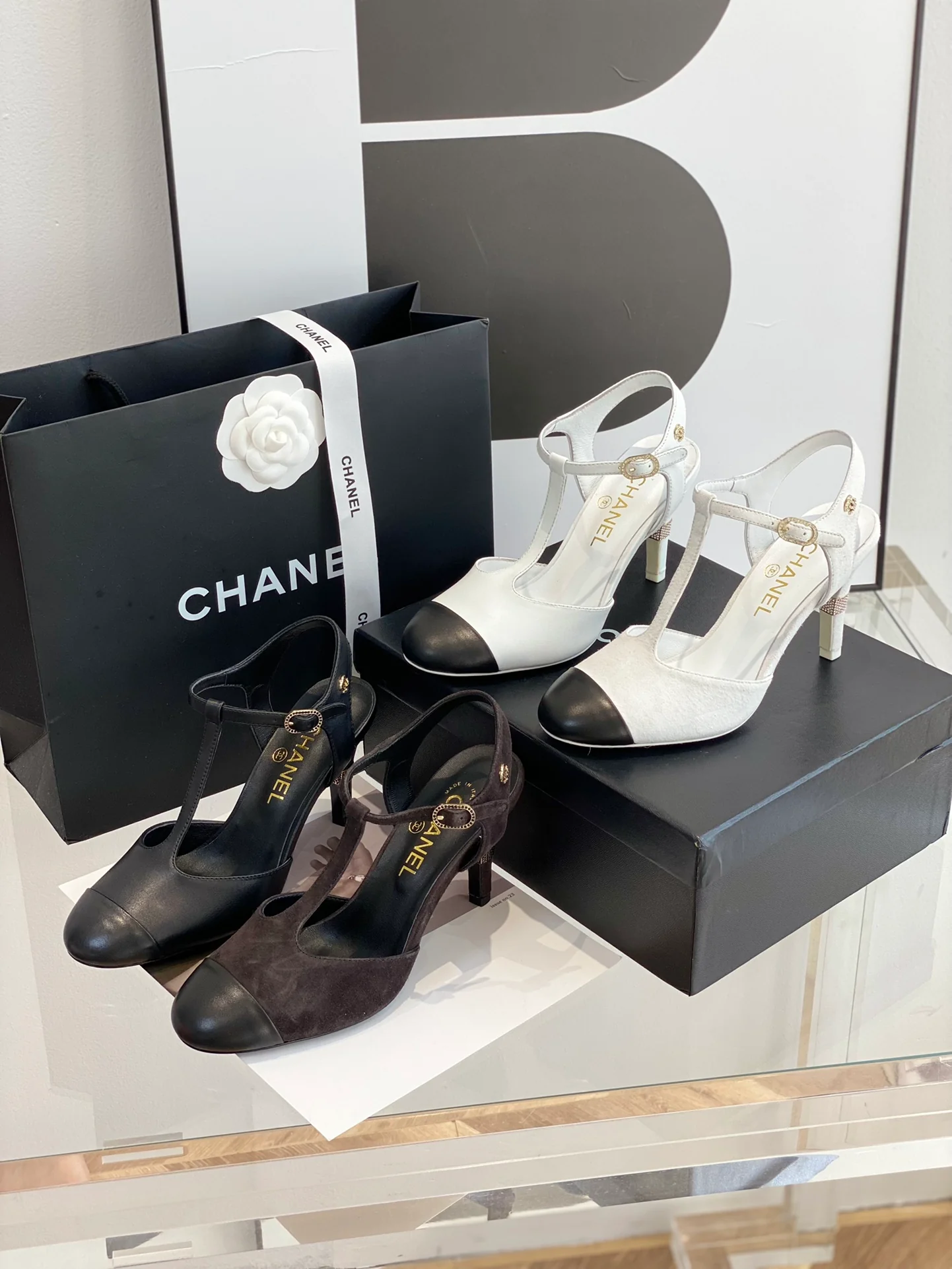 Новые туфли на каблуке Chanel Mary Jane - белые.