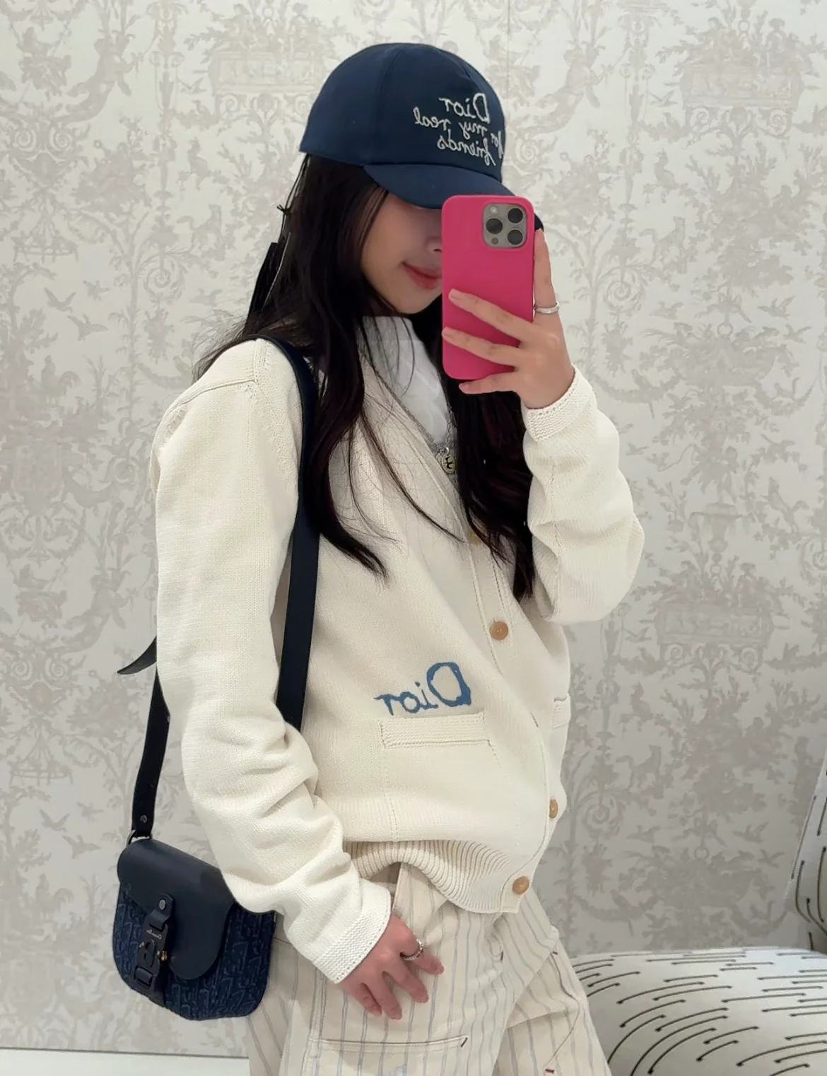 Сумка-мессенджер Dior Saddle, синяя, с монограммой на канве.