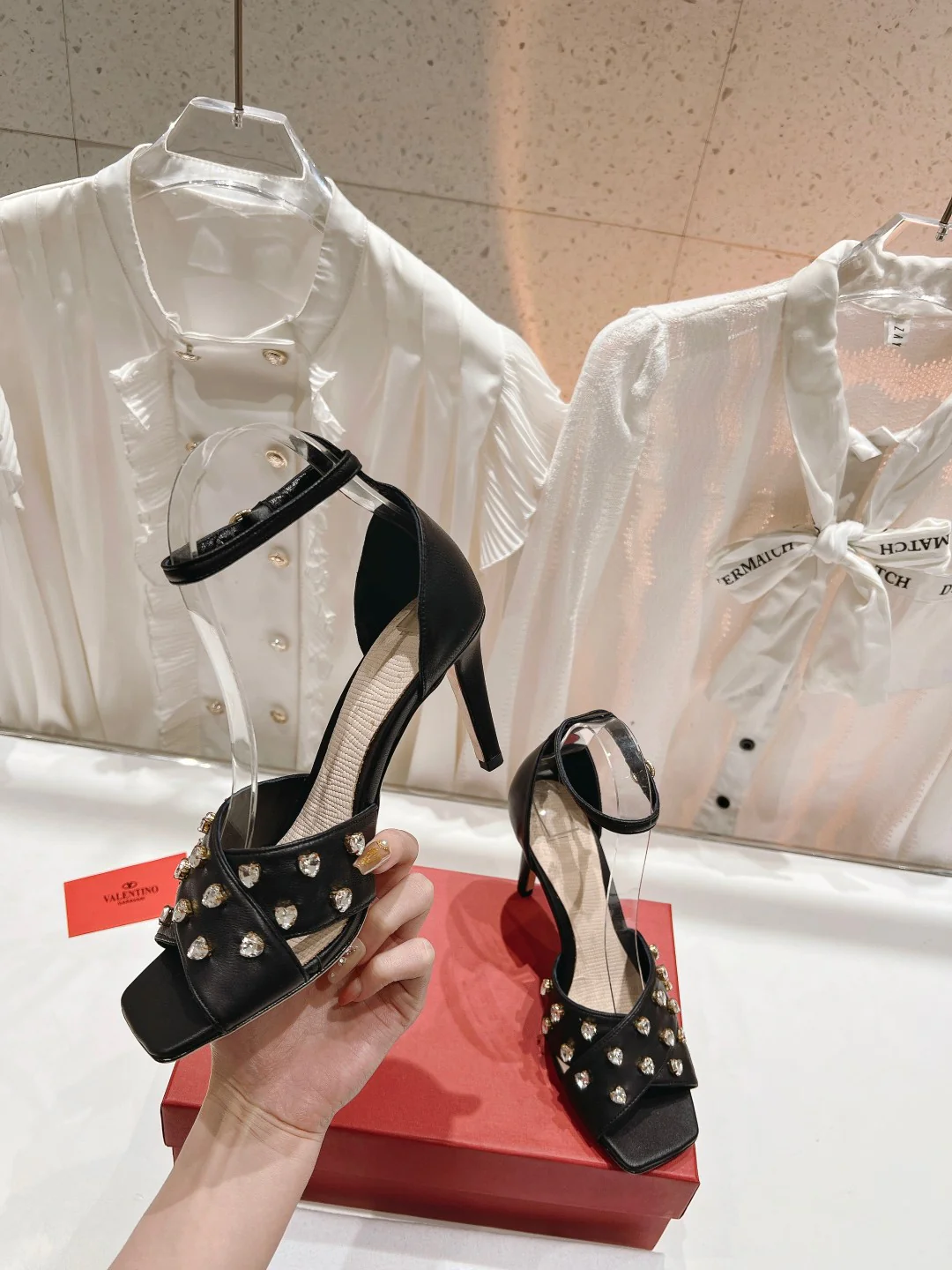 Новинка сезона весна/лето 2023 от Valentino - Босоножки на высоком каблуке со стразами - 7-5 см - Черные