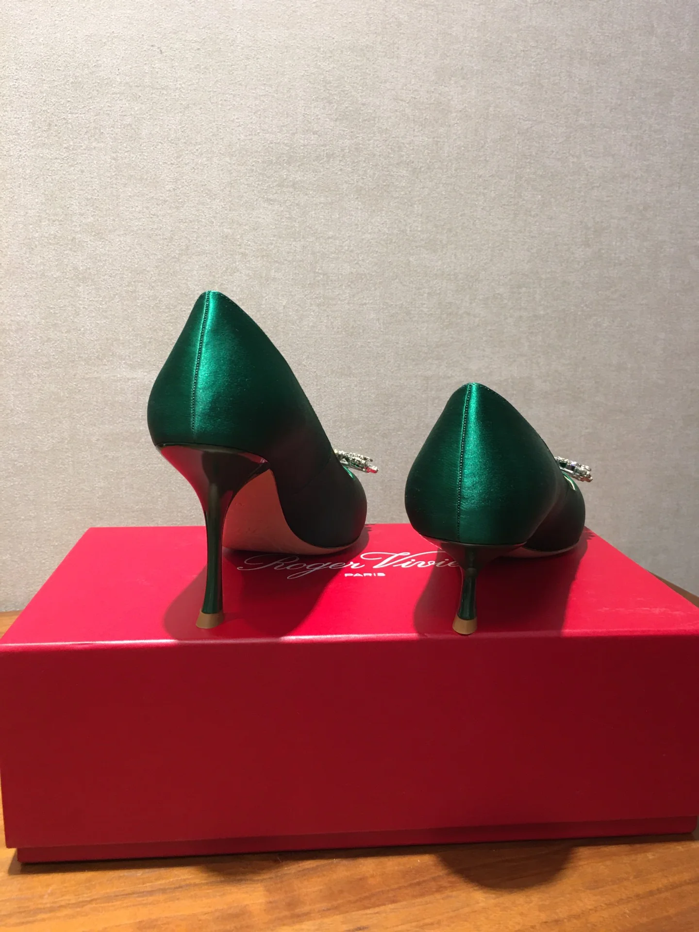 Туфли RV - туфли на высоком каблуке с острым носком и пряжкой, украшенные стразами - зеленые