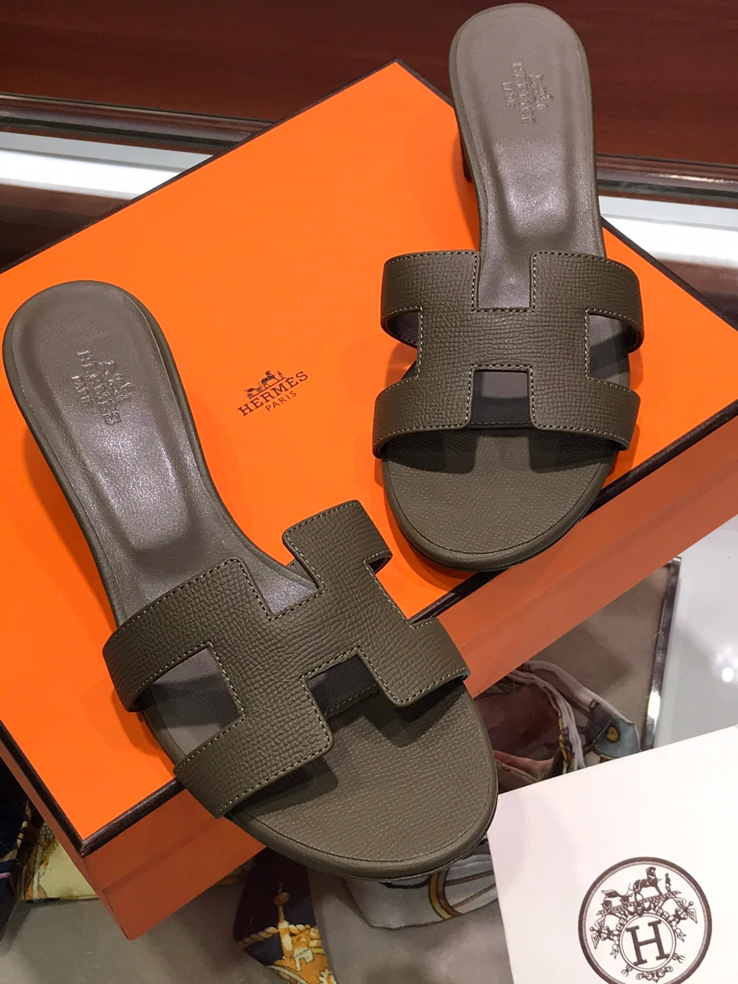 Тапочки Hermes-h на среднем каблуке