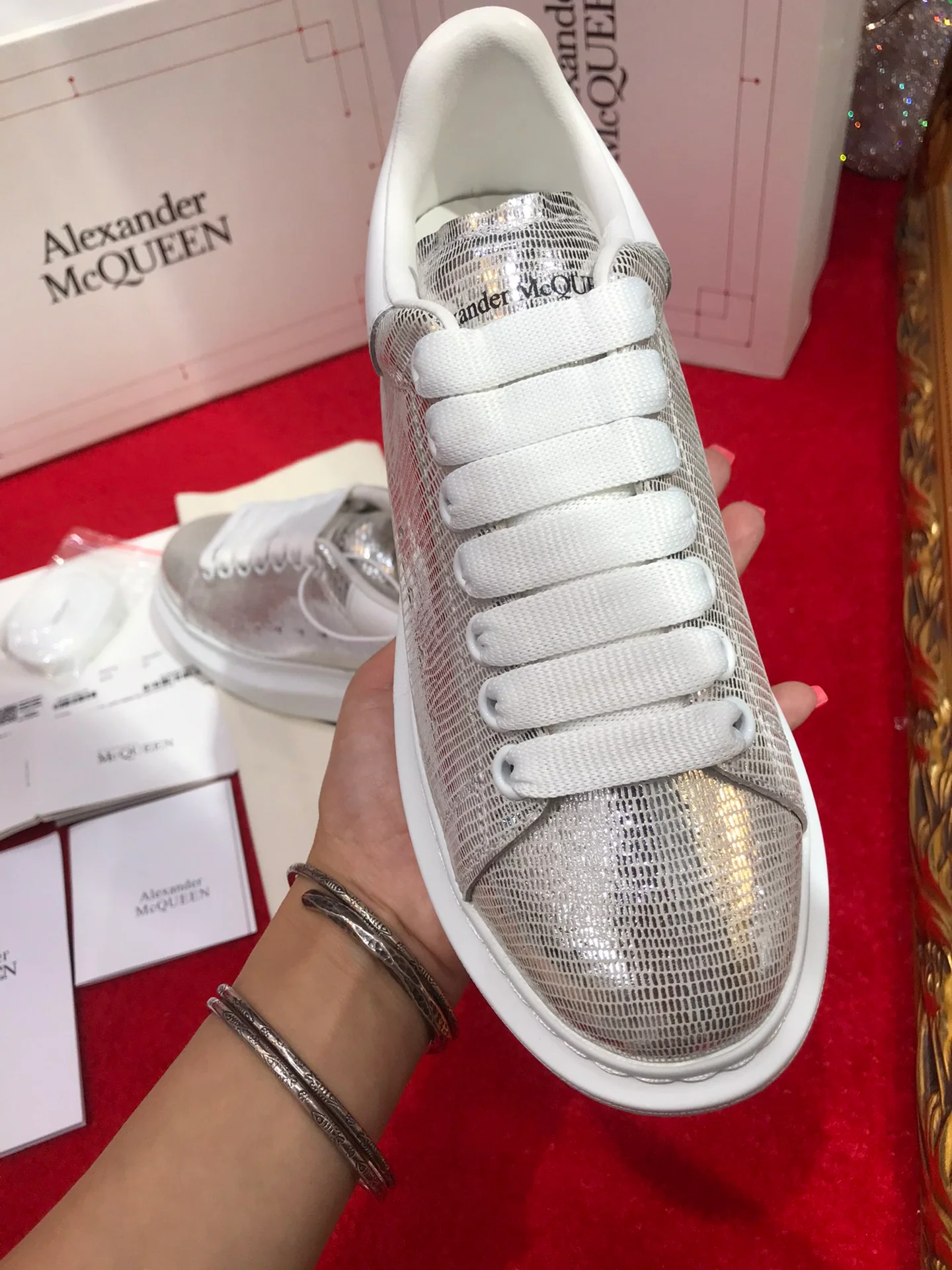 Классические белые кроссовки McQueen - полностью серебристые - с белой отделкой.