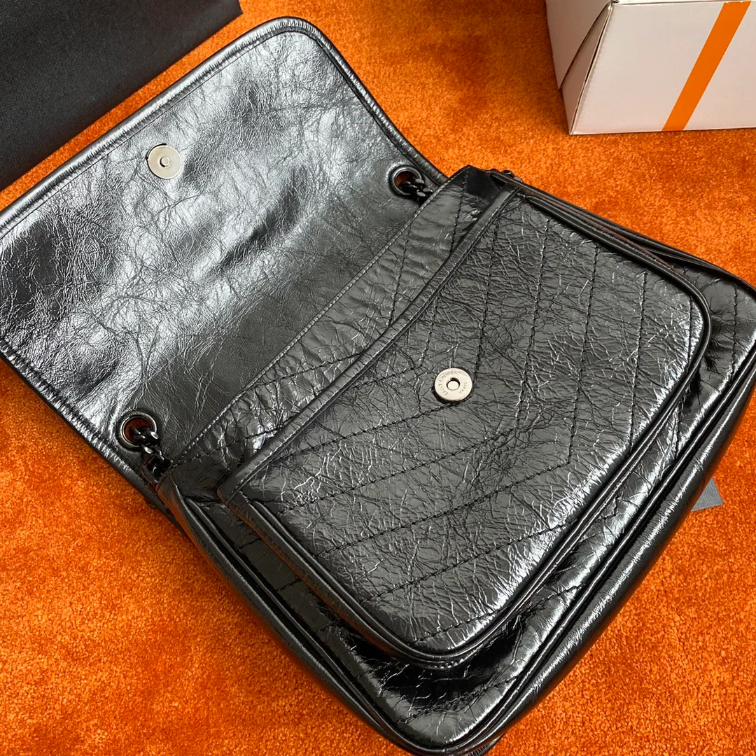 YSL Medium Niki - Кожа из вощеной коровьей кожи с черной пряжкой - с D-образным кольцом