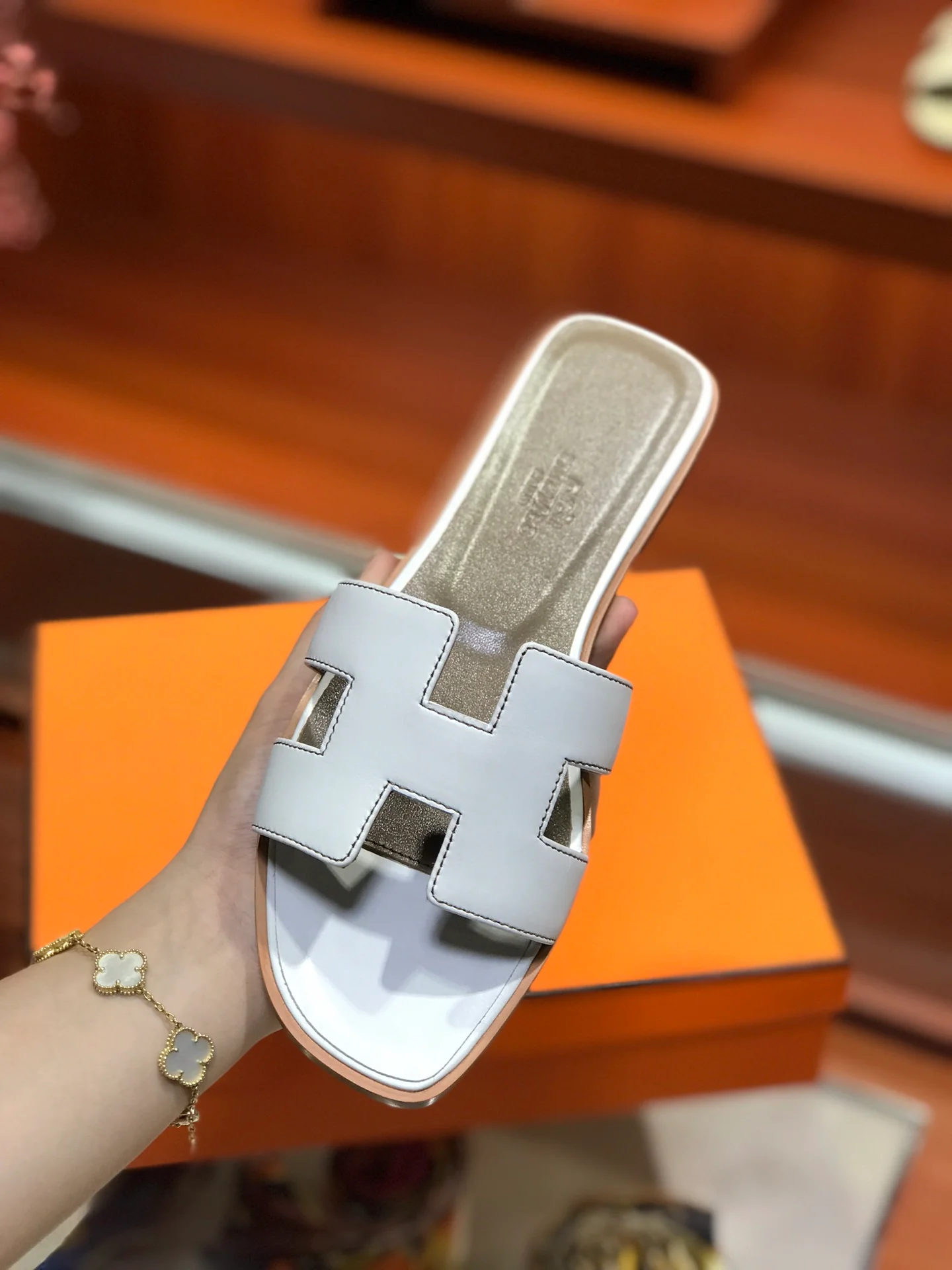 Новинка весны 2022 года от Hermes - плоские тапочки H - 1