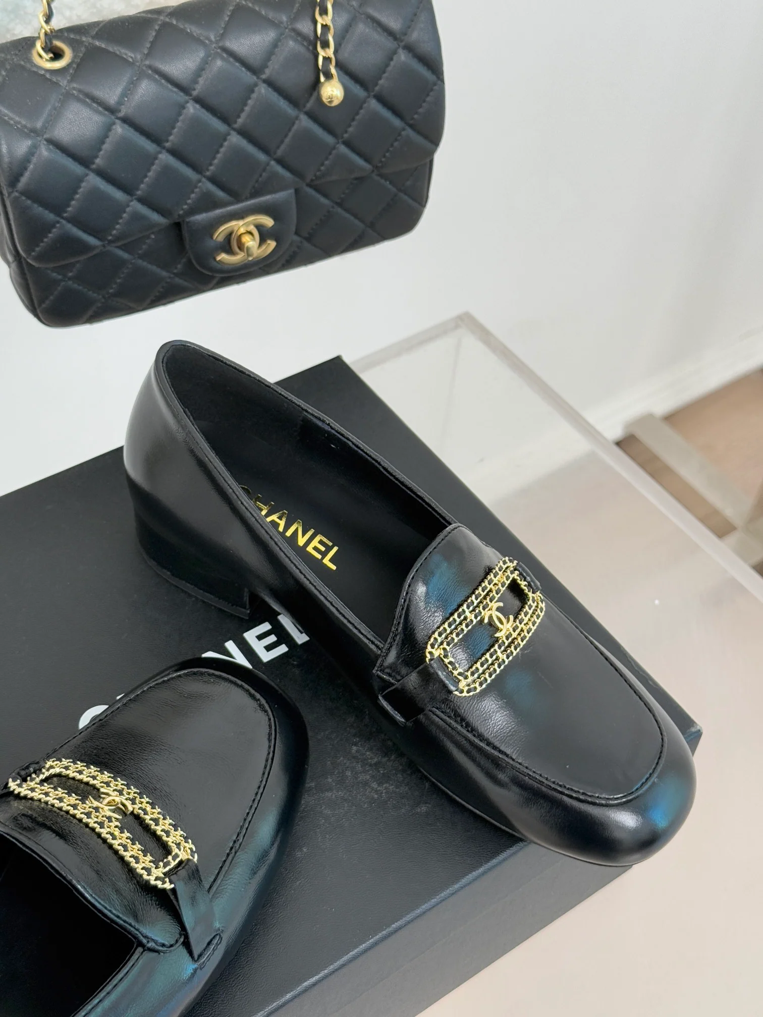 Лоферы Chanel 2024 с двойной цепочкой и пряжкой - черные