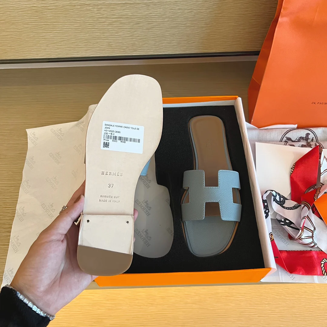 Классические тапочки Hermes с буквой H — светло-голубые с принтом пальм.