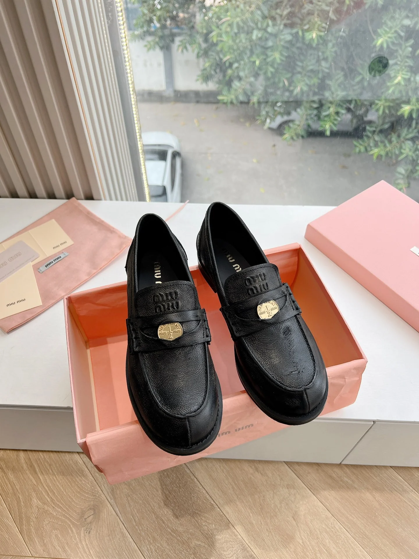 Кожаные лоферы Miu Miu 2025 - черные