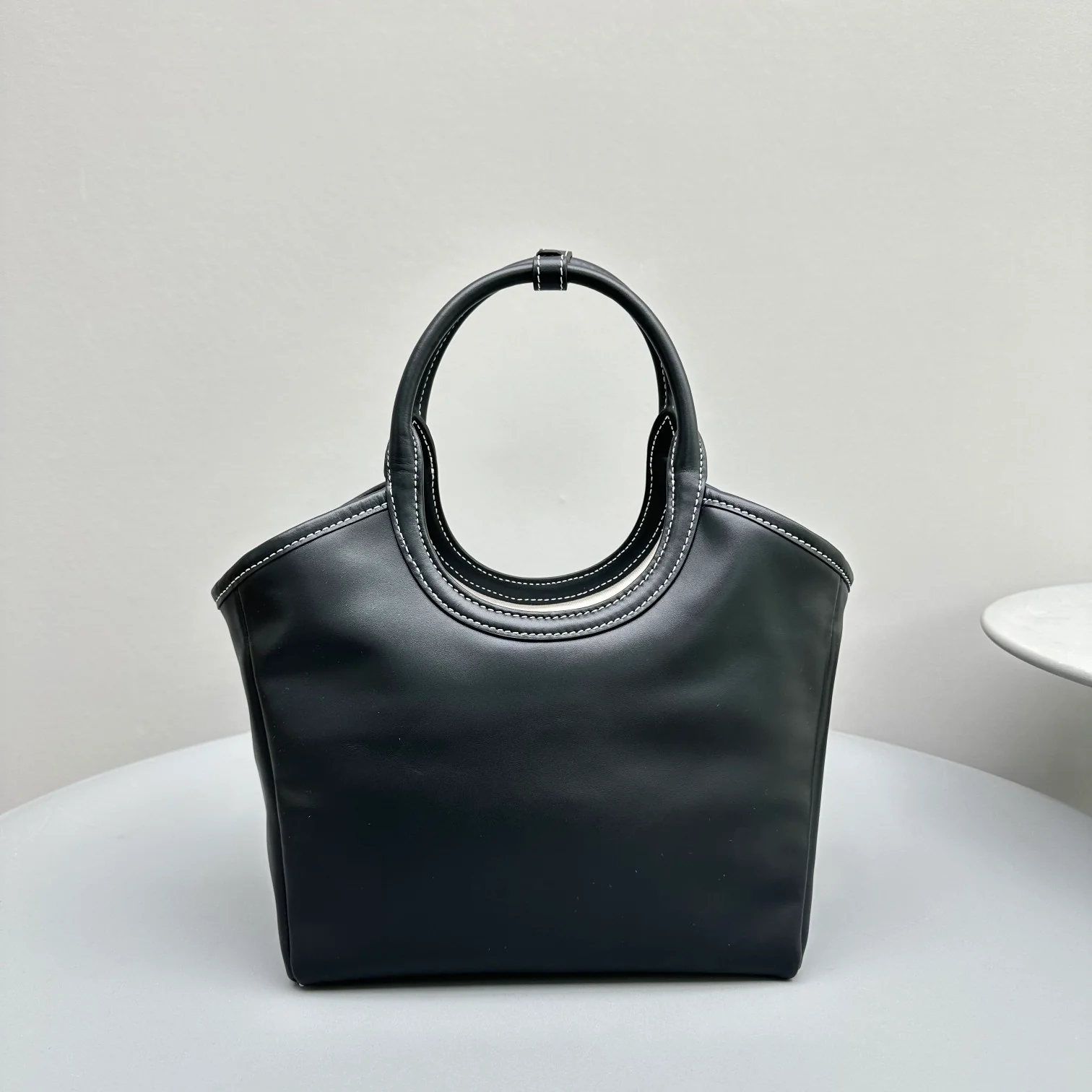 Сумка-тоут Miu Miu Ivy - маленькая, черная.