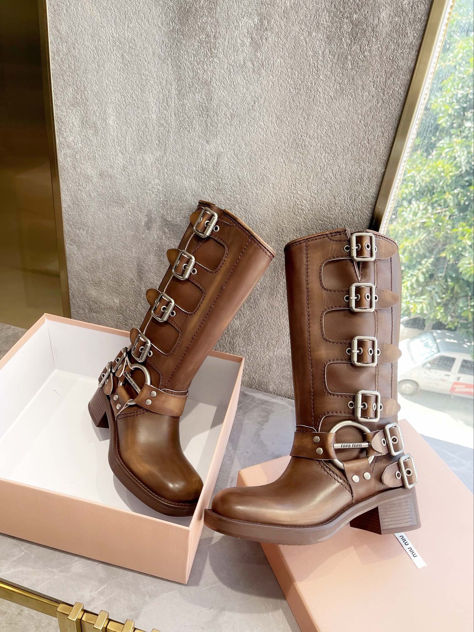 Новинка осенне-зимней коллекции Miu Miu 2022 — сапоги в стиле вестерн — коричневые.
