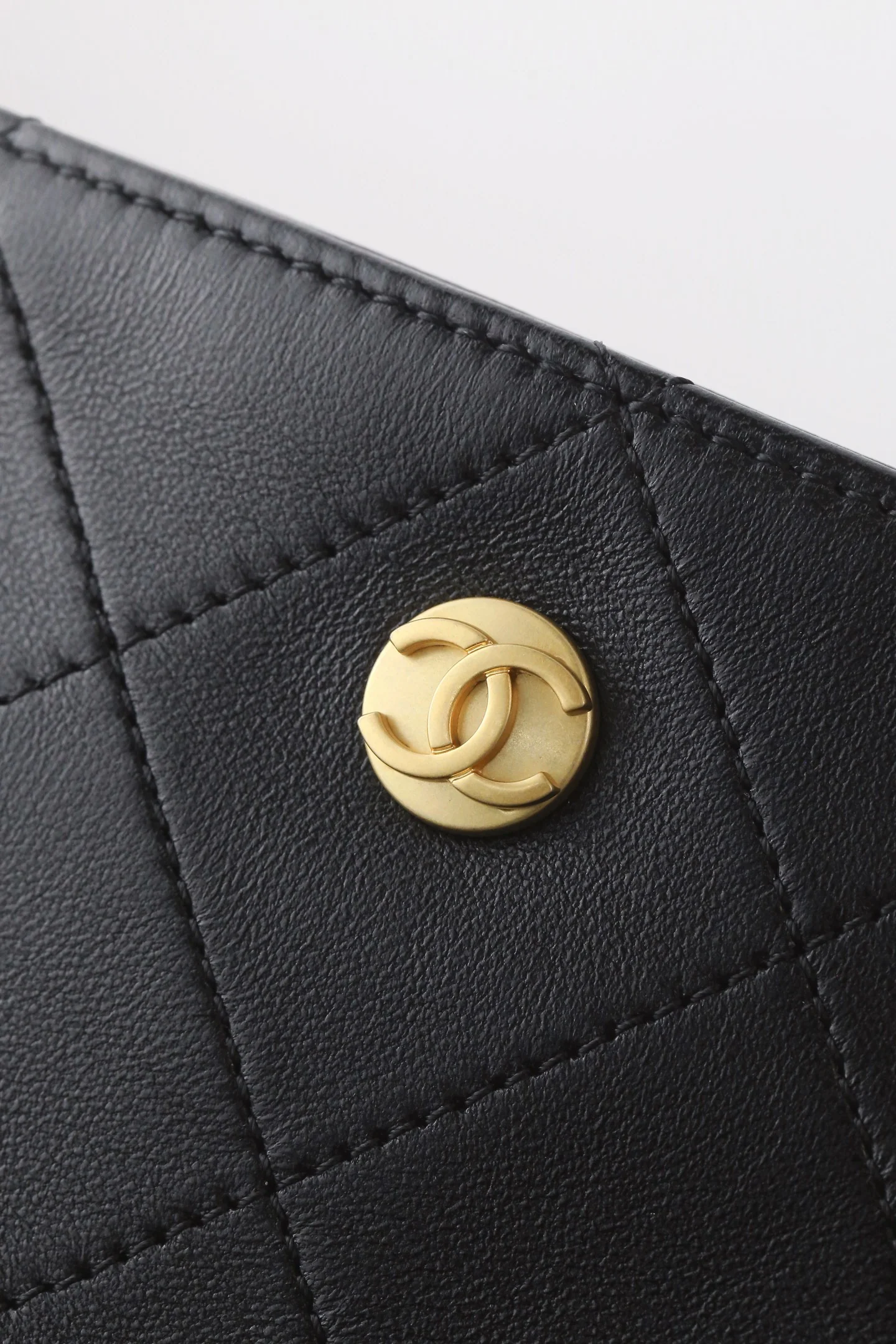 Сумка Chanel в стиле хиппи с золотой монетой 25 пенсов — черно-золотая.