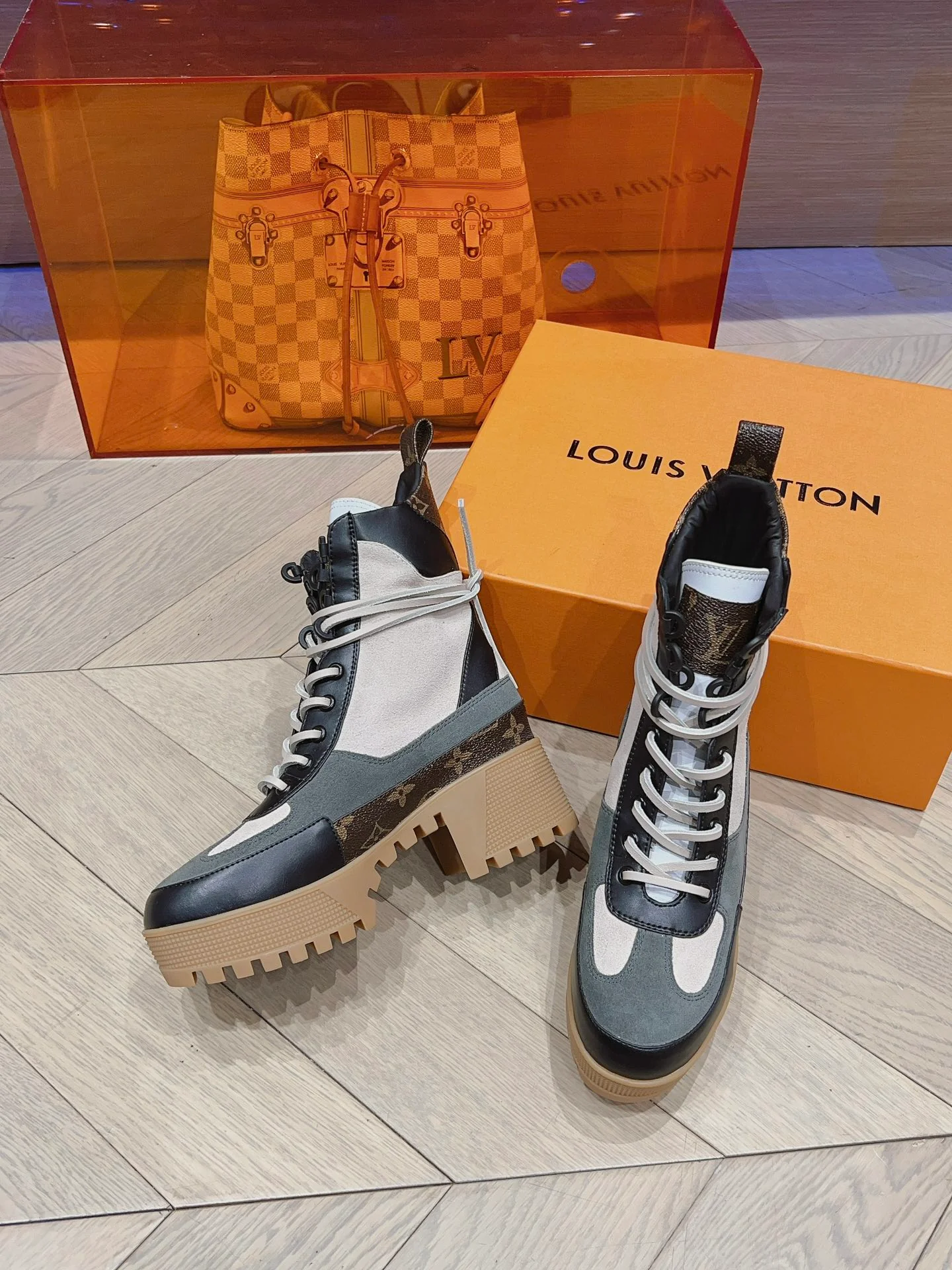 Классические ботинки Dr. Martens на высоком каблуке от LV — белые, с монограммой.