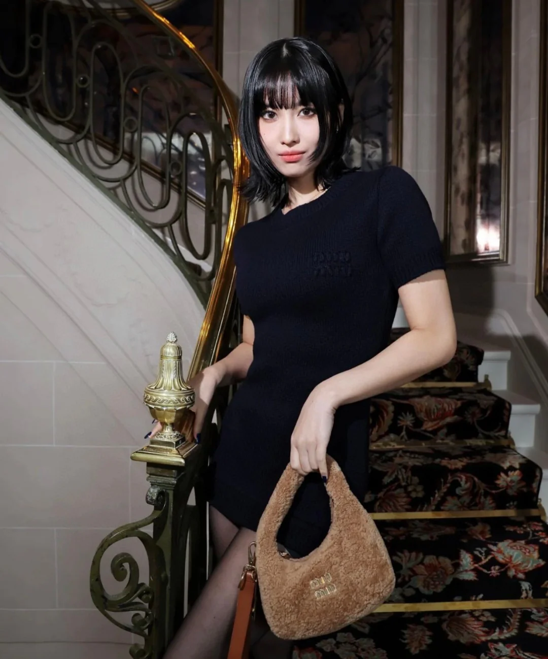 Сумка Miu Miu Wander - овечья шерсть - коричневая - поделиться нарядом