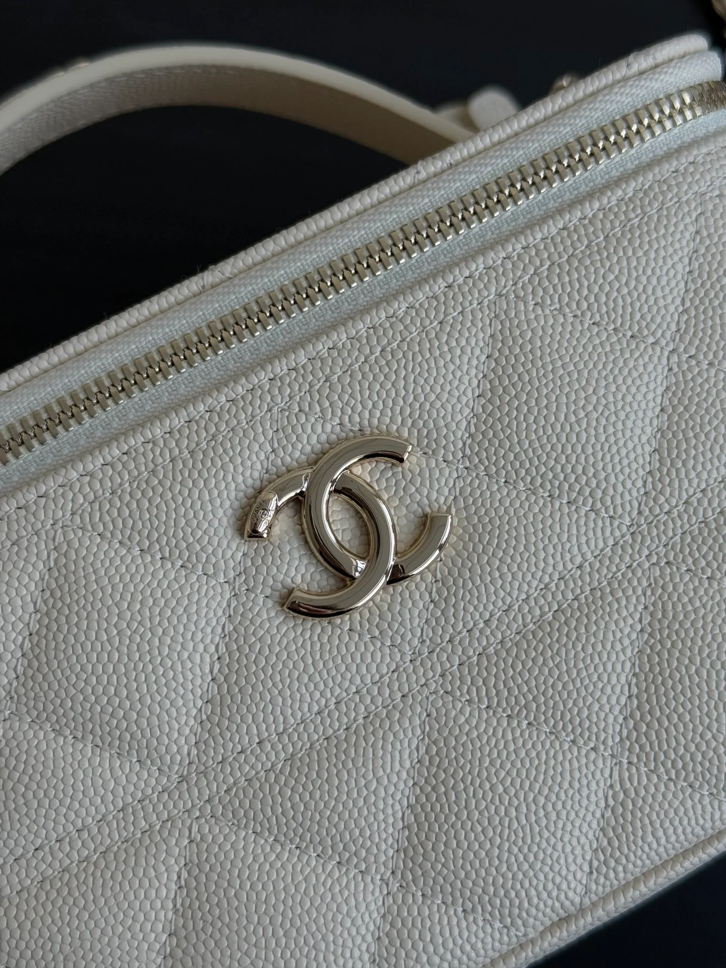 Сумка-ланчбокс Chanel 25c - серовато-белая