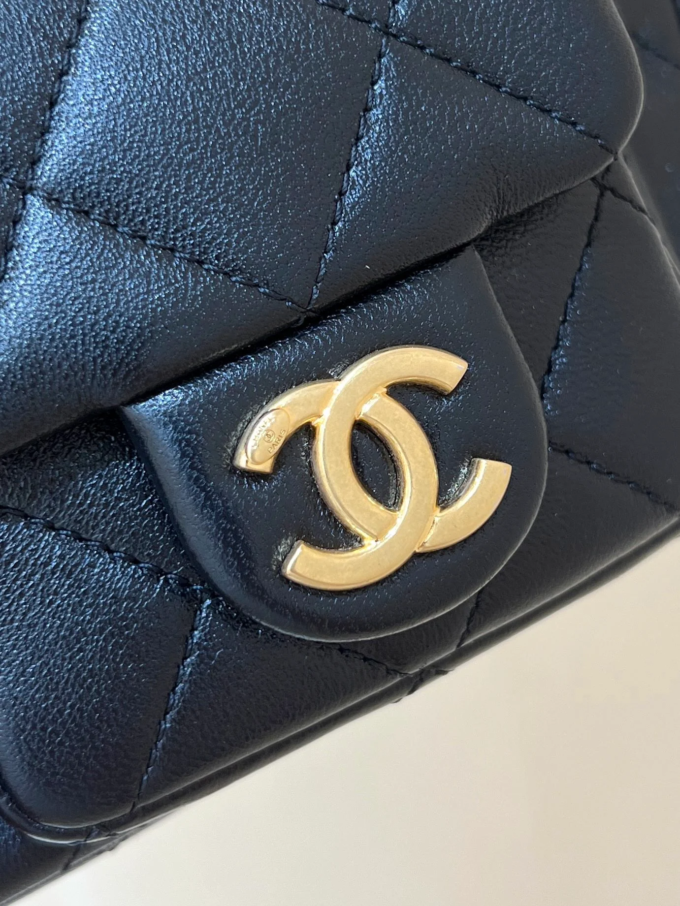 Маленькая джинсовая сумка Chanel 25c в стиле хиппи - черная.