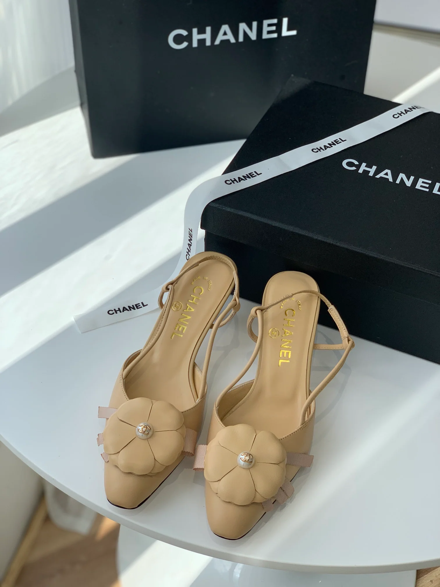 Сандалии Chanel, украшенные камелиями - Высота каблука 5,5 см - Размеры 35-39-40 (изготовление на заказ)